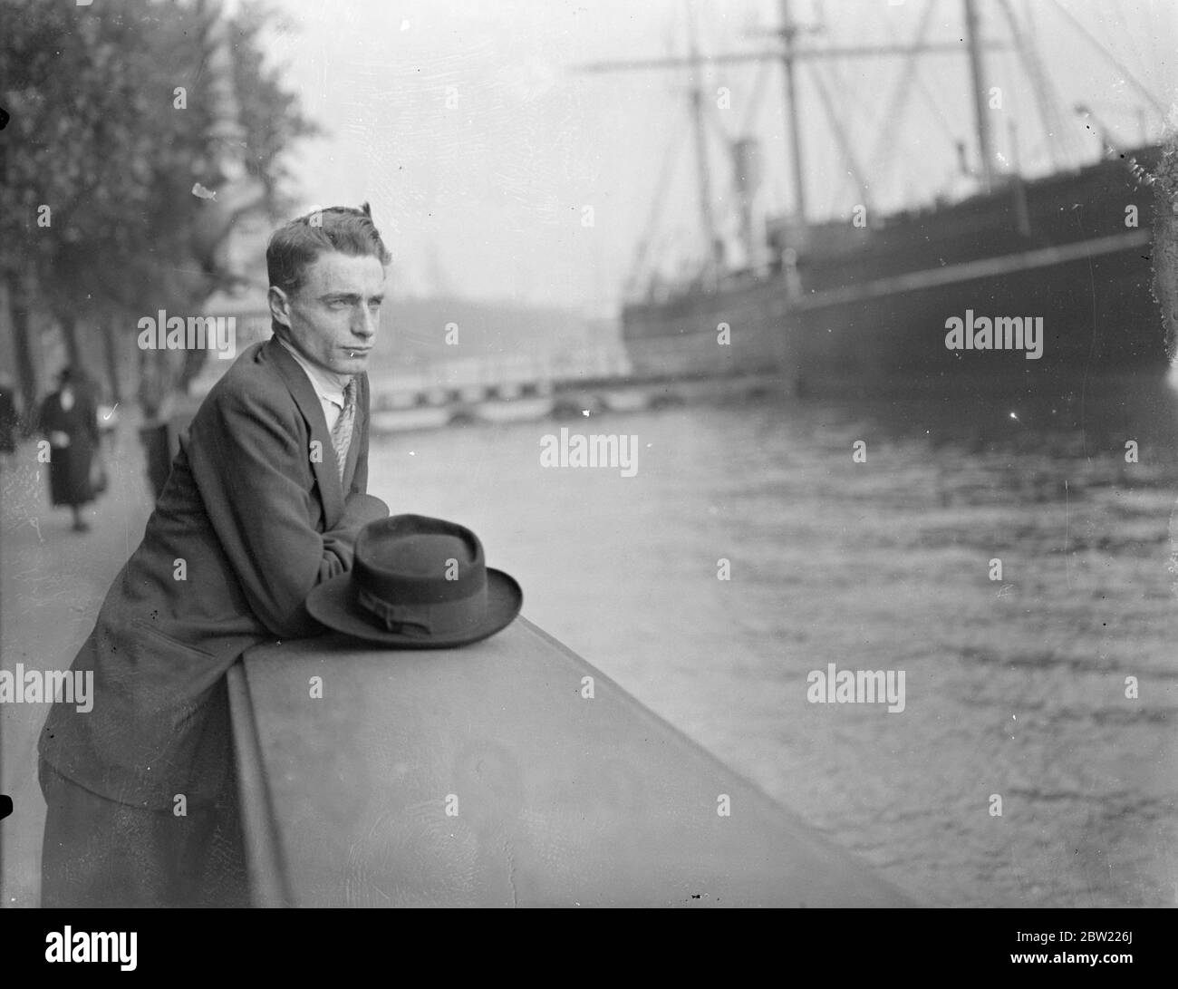 Philip Knowling blickt bei seiner Ankunft in London vom Damm aus über die Themse. Der Schwiegersohn von Lloyd George und Neffe des Chirurgen Sir Thomas Carey-Evans ist nach einer Weltumrundung als Kohlentrimmer, Robbenfischer und Stevedore in London angekommen. Gedrängt vom Wunsch, die Bedingungen in Russland für sich selbst zu sehen, ging er von Toronto nach Hull, fuhr nach London und schaffte es, eine Passage nach Russland zu bekommen. Von dort aus besuchte er Hashed, die Heilige Stadt der Perser, und ging weiter nach Indien und Burma, wo er in Klöstern schlief. Er fuhr durch Burma nach Siam und ging durch nach Stockfoto