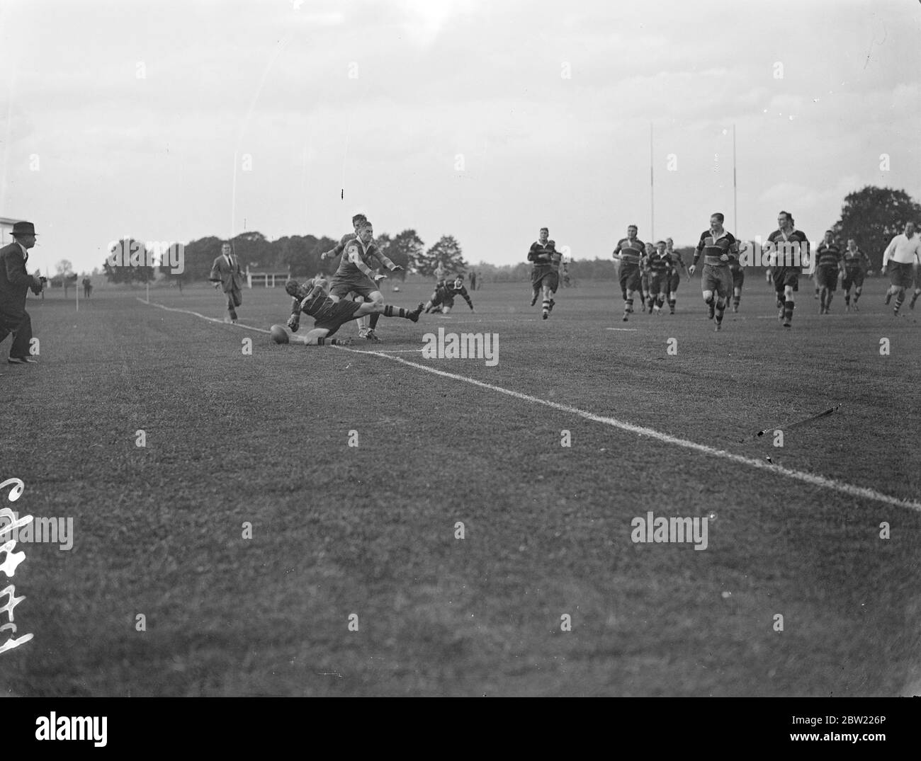 Richmond traf Northampton im ersten Spiel der neuen Rugby-Saison auf dem Richmond Athletic Ground. Ein Northampton Mann geht in einem Kampf um den Ball. 18. September 1937. Stockfoto