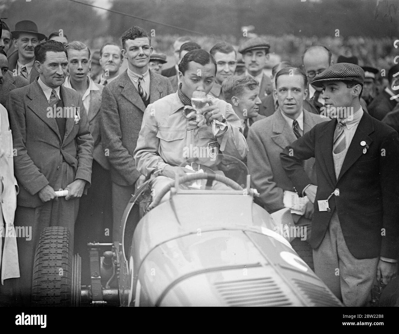 Prinz Birakongse, der nach dem ersten internationalen Autorennen in London seinen Sieg feierte, fand die Imperial Tracey auf der Crystal Palace Road Rennbahn statt, als alle erfolgreichsten britischen Fahrer und einige vom Kontinent an den Start gingen. Oktober 1937. Stockfoto