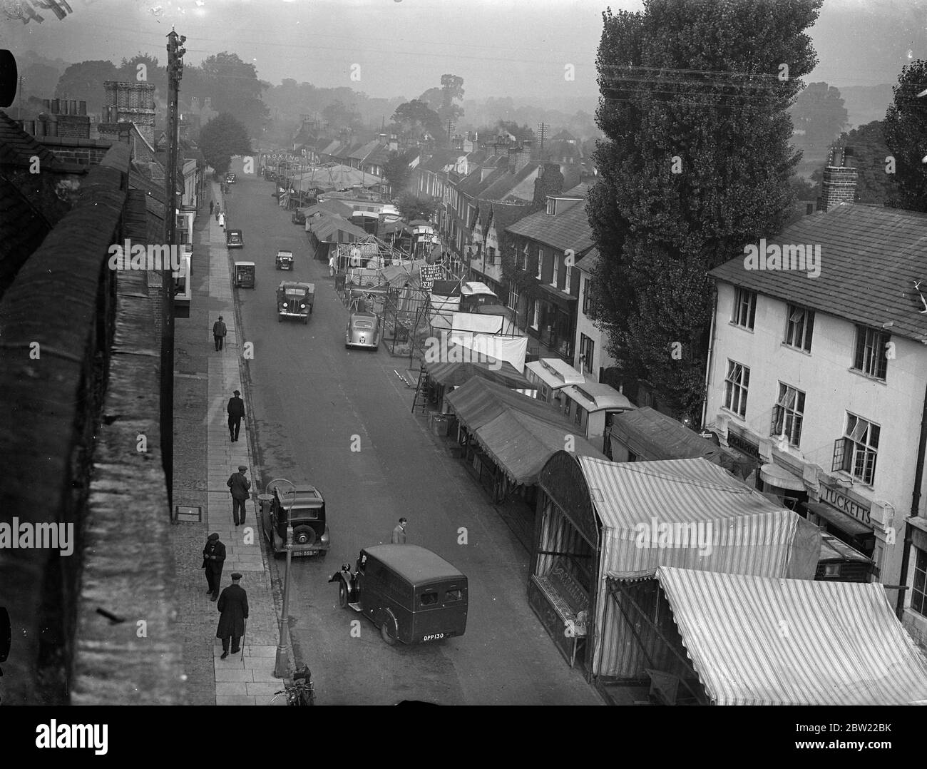Eine Meile von Messe durch Straßen von Amersham. Die fast eine Meile (1,6 km) lange Amersham Fair hat in Amersham, Bucks, eröffnet. Die Messe stammt aus der Zeit von König Johannes. Foto zeigt, eine allgemeine Ansicht der Amersham Messe, die die Hauptstraße besetzt. 20 September 1937 . Stockfoto