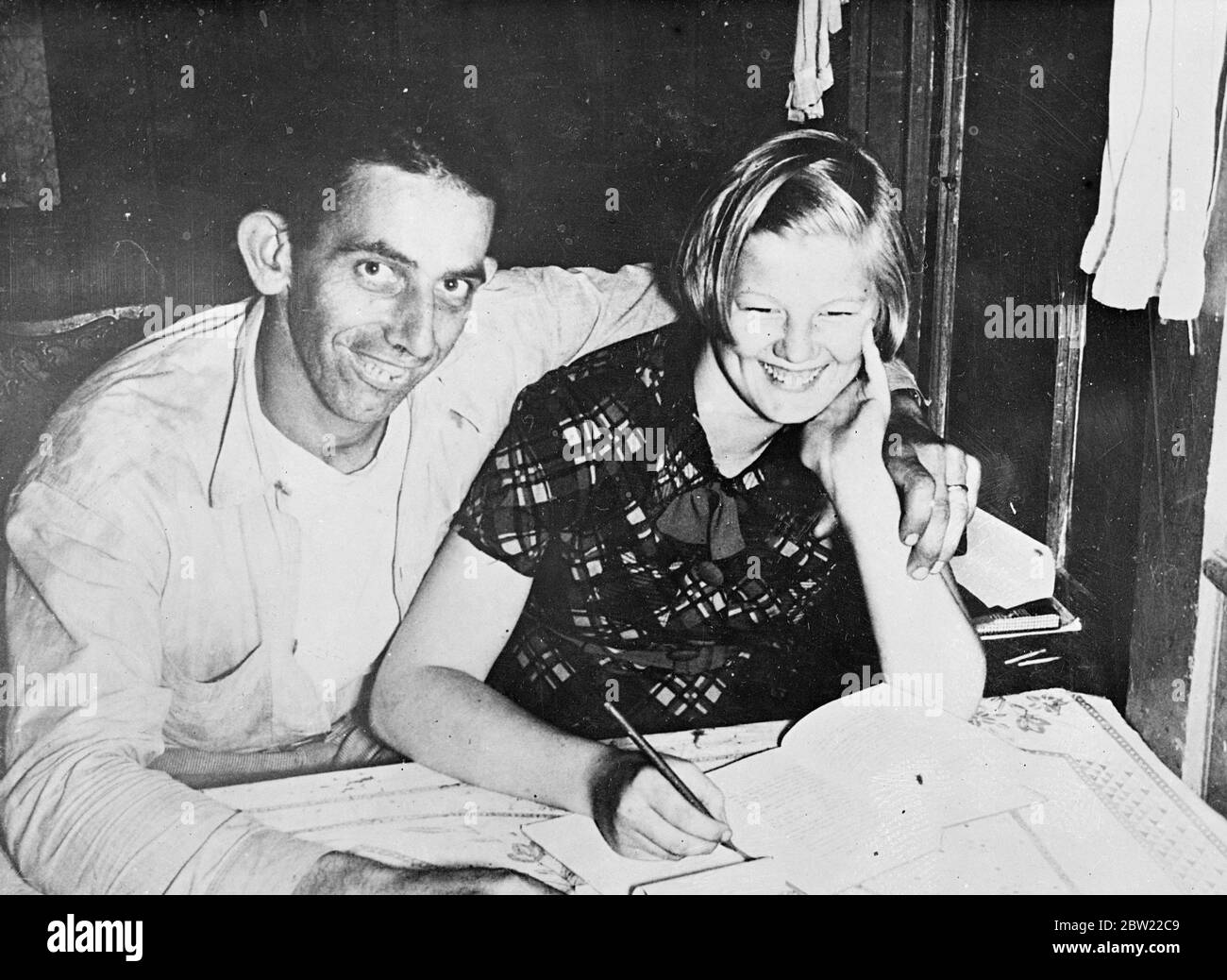 Um ihr Studium bis zum 16. Lebensjahr fortzusetzen, wird Flora Belle Knight Studley (15) von ihrem Mann Albert Allen Studley in Fiskeville, Rhode Island, USA, betreut. Der Mann ist 30 Jahre alt. 22. September 1937 [?] Stockfoto