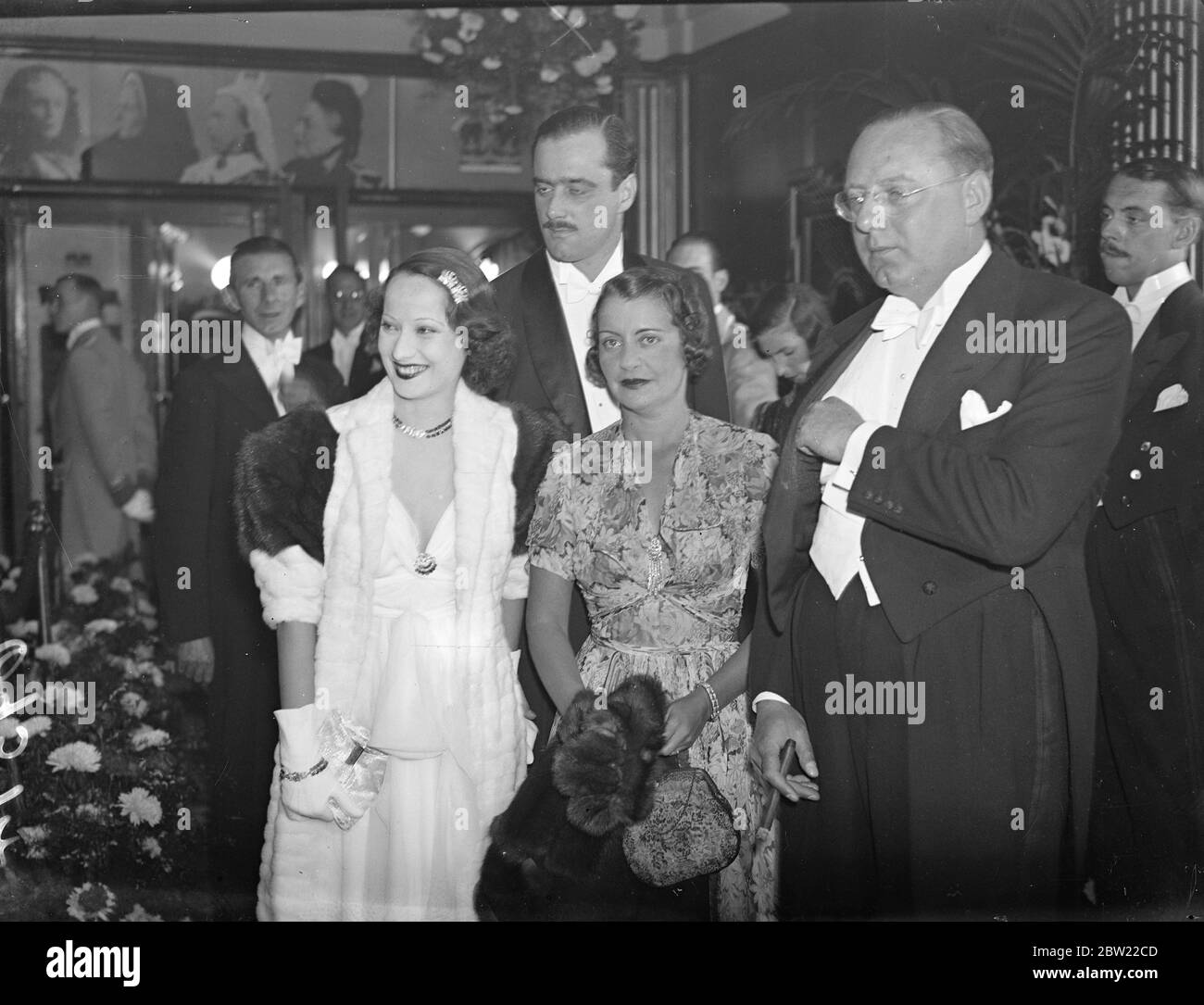 Merle Oberon, die Filmschauspielerin (links), die mit Mr und Mrs. Victor Saville (dem Filmproduzenten) aufkommt. Dahinter steht der ehrenwerte Henry ward. Die Weltpremiere von Victoria The Great der Film basiert auf dem Leben von Queen Victoria wurde im Leicester Square Theatre in London gegeben. 16. September 1937. Stockfoto