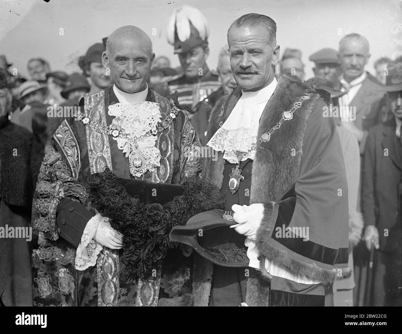 Der Oberbürgermeister von London, Sir George Broadbridge (links) mit dem Bürgermeister der Charta, Ch Allen.at Romford. Er war dort, um bei zwei wichtigen Zeremonien, wenn die Essex Vorort wurde ein Borough. Zur Eröffnung überreichte er die Gründungsurkunde im neuen Rathaus. 16. September 1937. Stockfoto