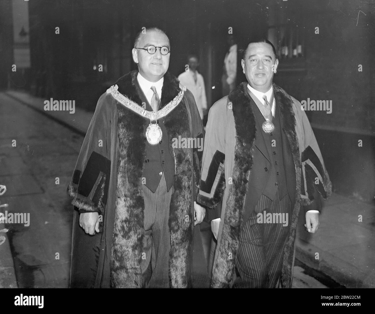 Herr J.E Gardner, der neue Meister (rechts), der in der Prozession mit Herrn Waters, dem pensionierten Meister, geht. Nach der Installation der neuen Master-Mitglieder der alten Inn Inhaber der Firma ging in Prozession von Companies Hall in College Street zu St. Michael Royal Kirche, College Hill, Stadt der üblichen Service. Die Inn Holders wurde in der frühen Hälfte des 13. Jahrhunderts gegründet. Oktober 1937. Stockfoto