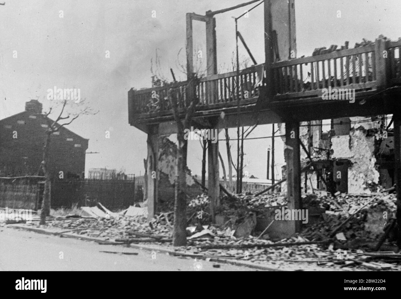 Der hölzerne Balkon und ein Haufen Schutt oder die Überreste des Gebäudes, das seine in Shanghai zersplitterte. Das chinesische Viertel von Shanghai wurde durch die fortwährenden Luftangriffe und Artilleriebeschuss der japanischen Streitkräfte völlig zerstört. Unzählige Menschen haben ihr Leben verloren und viele mehr haben ihr Zuhause und ihre Habseligkeiten verloren. Trotz der Wildheit der Japaner kämpfen die Chinesen immer noch stark zurück und halten weiterhin am japanischen Vormarsch fest. 13. September 1937. Stockfoto