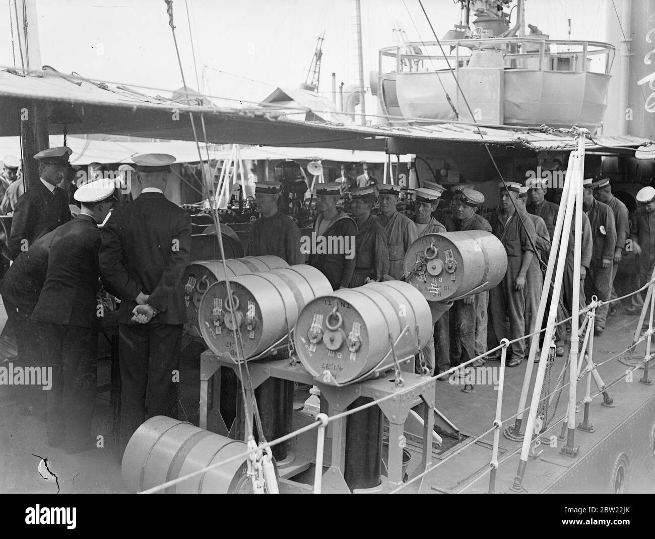 Die Besatzung von Boadices und Boreas steht für die letzte Parade in England an. Die Zerstörer werden in Portsmouth den Verkauf morgen für das Mittelmeer vorbereitet, um die britische und französische Flotte in der Patrouille Aufgaben nach der Nyon Piraterie verpackt beitreten. Das wichtigste Merkmal ist die Vorbereitung der Zerstörer Torpedos und Tiefe Gebühren, für Patrouillen wurde genehmigt, um Piraten U-Boot vor Ort zu versenken. 15. September 1937. Stockfoto