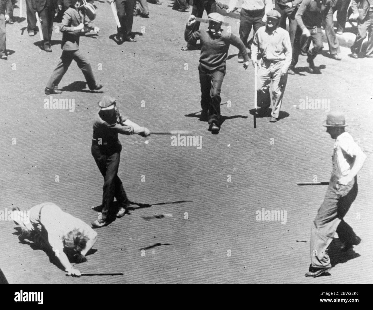 Mann im Moment, als er von einem Stürmer geschlagen wurde - der Mann war innerhalb von Minuten tot. 13. September 1937[?] Stockfoto
