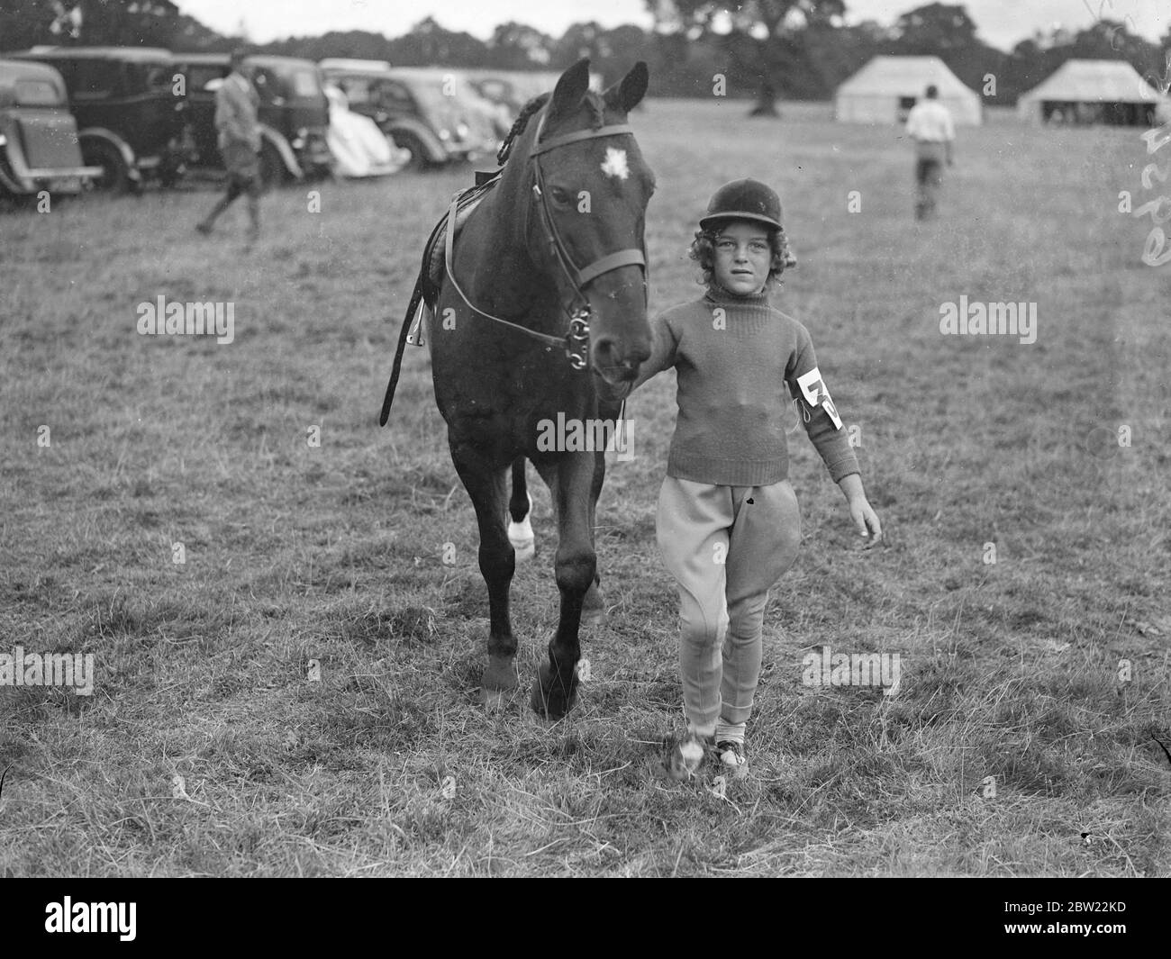 Die jüngste Konkurrentin, die sechsjährige Penelope Lowles von der heimischen Farm, führte Wentworth ihr Pony auf der jährlichen Chertsey-Landwirtschaftsmesse Surrey an. 15. September 1937. Stockfoto