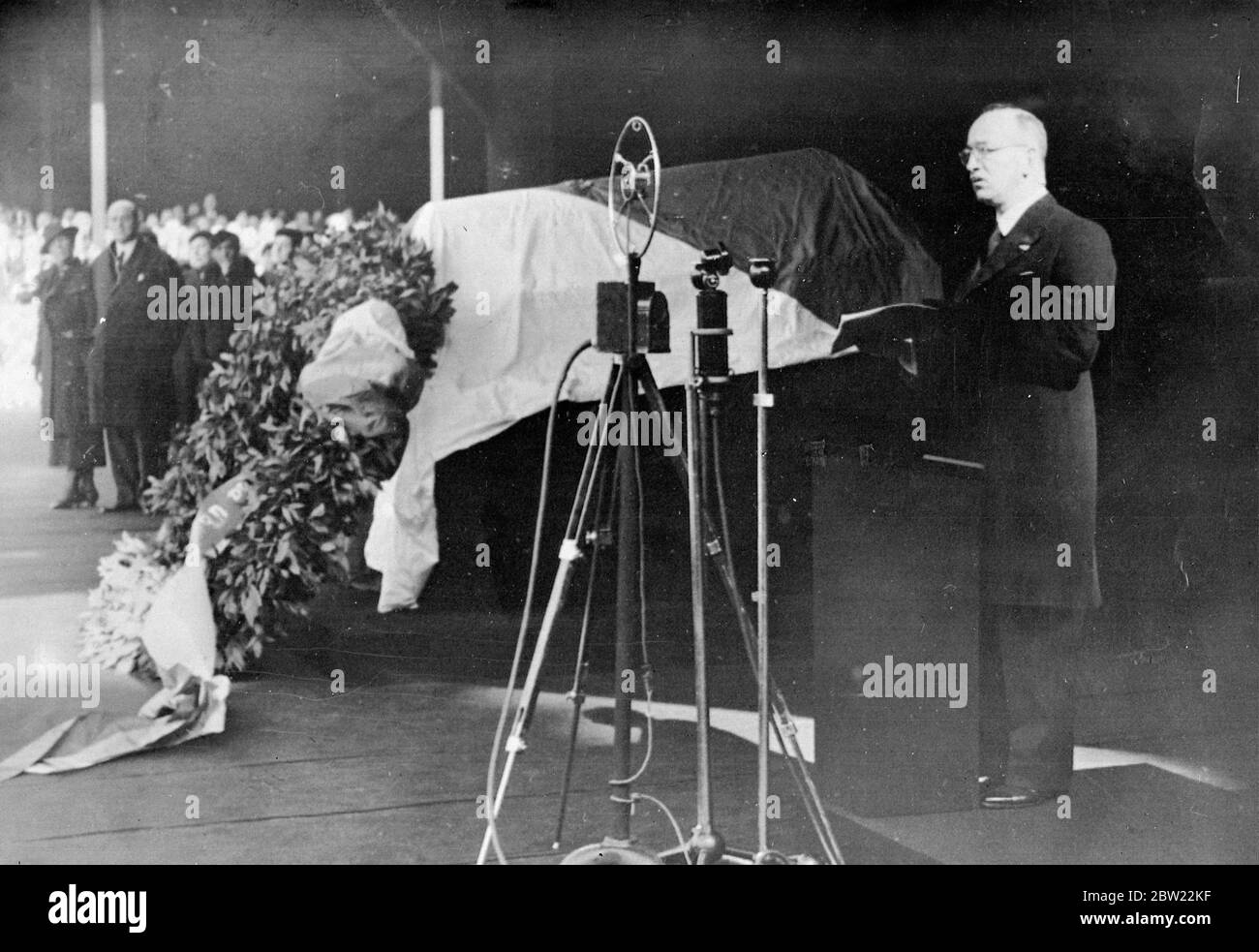 Präsident Benes hielt die Rede bei der Staatsbegräbnis seines alten Freundes Dr. T. G. Masaryk, Gründer und erster Präsident der Tschechoslowakei, im Säulensaal des Hradschin in Prag. 21. September 1937. Stockfoto