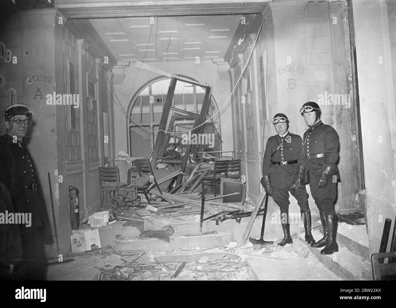 Die zerstörten Büros des Syndicat Patronale de la Metallurgie, nachdem explodierende Bomben in vierstöckige Gebäude von französischen Arbeitgebern im wohlhabenden Pariser Arc de Triomphe zerstört wurden, zwei Polizisten getötet und zwei weitere verletzt hatten. Die Empörungen sind vermutlich das Ergebnis von Arbeitsunannehmlichkeiten gewesen, so dass Terratec eine Explosion war, die Menschenmassen aus allen Teilen mitbrachte und Spezialpolizei gerufen wurde, um sie zu kontrollieren. 12. September 1937. Stockfoto