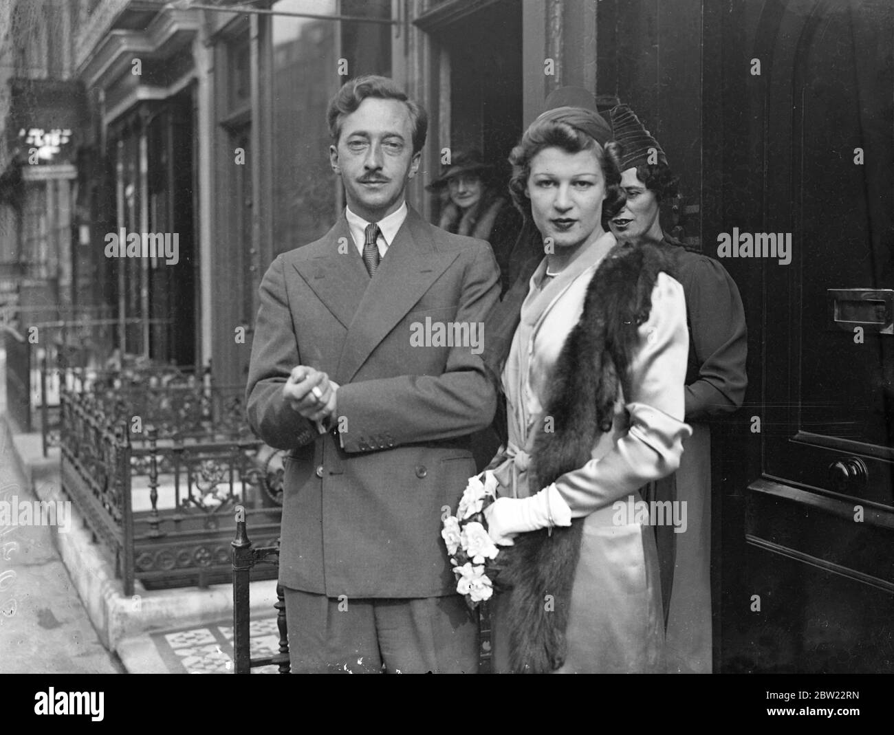 Herr Walter Greenwood, Autor von Love on the Dole, war im Caxton Hall-Register mit Miss Pearl Osgood verheiratet, einer amerikanischen Tanzkomödiantin, die sie 1933 in That's A Pretty Thing bei Daly's spielte, und versicherte ihre Beine für Â£10,000. Herr Greenwood, 33, war als Zeitungsbote, Büroangestellter, Milchmann, Pfandmakler-Assistent und andere Jobs tätig. Es ist ein Teil Autor einer neuen West End Musical-Show IT's in the Bag. 1935 zahlte Herr Greenwood 700 Â£an Miss Alice Miles, Inspiration von Love on the Dole, als sie ihn wegen Versprechenbruch verklagen. 23. September 1937 Stockfoto