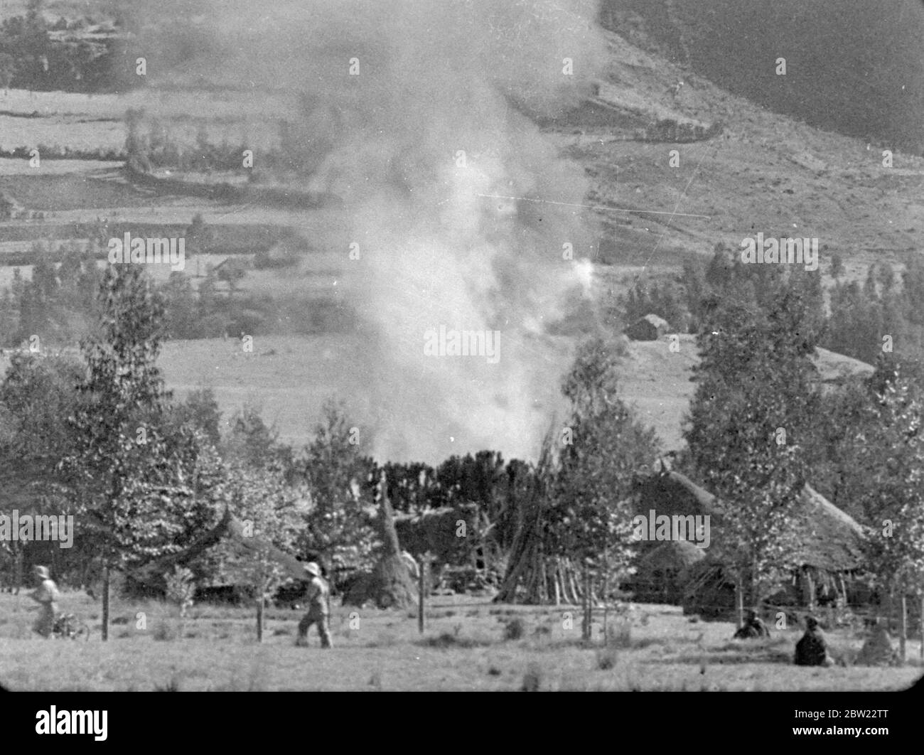Italienischer Äthiopienkrieg, 1935 -1936 die Bombardierung des äthiopischen Dorfes Dessye durch italienische Flugzeuge. Dorfgebäude in Brand. Dezember 1935 Stockfoto