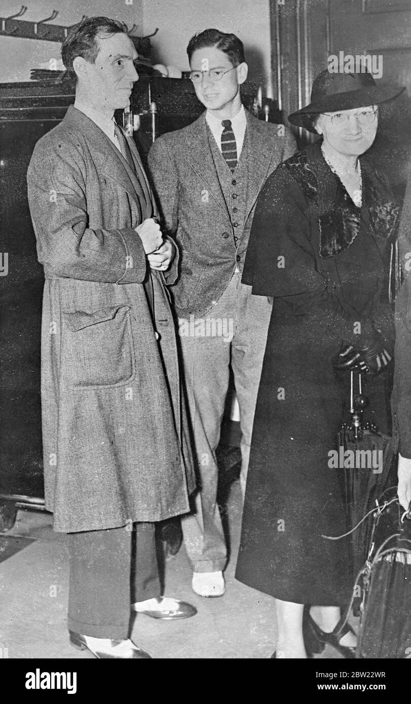 William Lowe (links) und Olivia Olson über ein Vermögen, das ihnen von ihrer ehemaligen Arbeitgeberin Julie Marshall Foster hinterlassen wurde, fotografiert, als sie vor Gericht in New York erschienen, als ihr Anwalt beschuldigt, dass es Absprachen zwischen zwei Bankbeamten gab, wenn sie gegen ihre Interessen planten. 20. September 1937. Stockfoto
