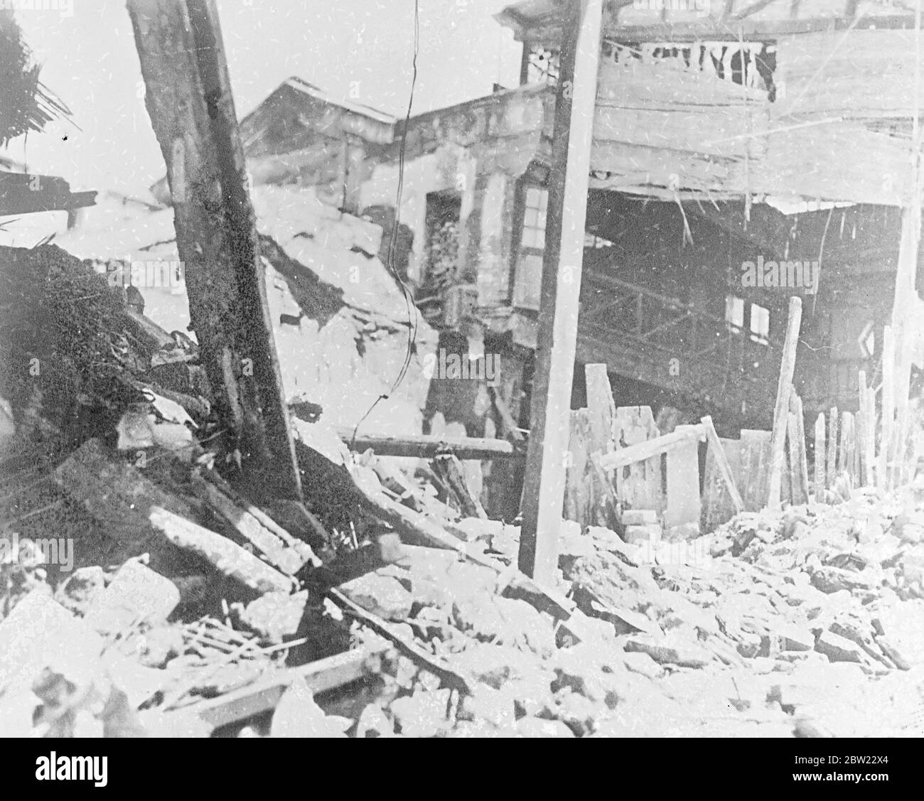 Diese Bilder, die gerade in London aufgenommen wurden, wurden im nordchinesischen Kampfgebiet gemacht und zeigten die schrecklichen Auswirkungen eines japanischen Bombenangriffs auf Dorfhütten, chinesische Armeekasernen. Das ist es, was von den Suiyan Kasernen der chinesischen Armee übrig geblieben ist. September 1937 Stockfoto