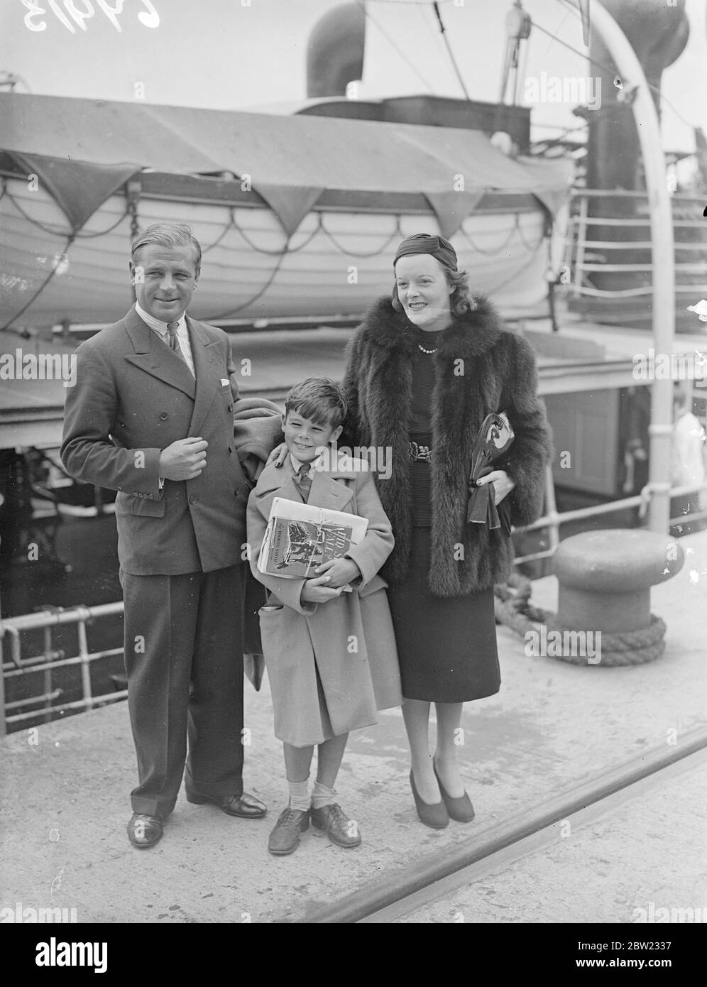 Viscount und Lady Mandeville, begleitet von ihrem achtjährigen Sohn, Lord Montagu of Kimbolton, kamen nach sechs Monaten 20,000 Meilen nach Amerika auf dem Linienschiff Europa in Southampton an. Viscount Mandeville ist ein Sohn des Herzogs von Manchester. September 1937 Stockfoto