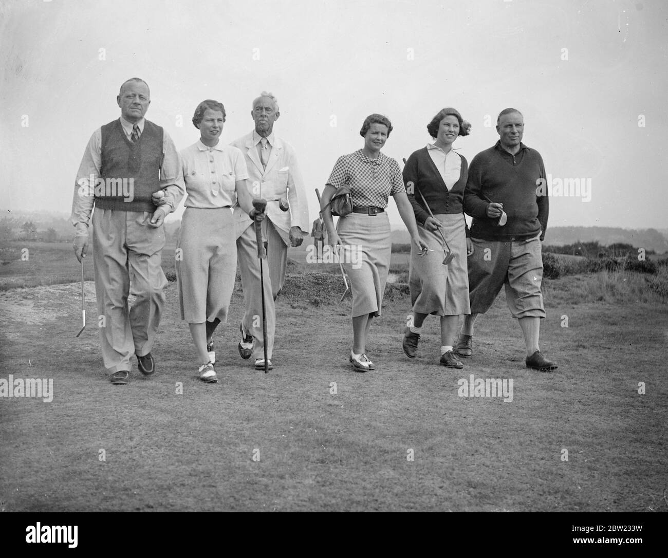 Berühmte Golfmädchen und ihre Väter trafen sich im jährlichen Spiel Fathers and Daughtersgolf im West Sussex Club in Pulborough. Von links nach rechts Herr R. F. Garnhamund seine Tochter Kathleen, Herr W. H. White und seine Tochter, Frau A. H. Gilligan (Frau des Kricketers), Frau Sheila Stroyan und ihr Vater, Kapitän J. R. Stroyan auf dem Kurs . September 1937 Stockfoto