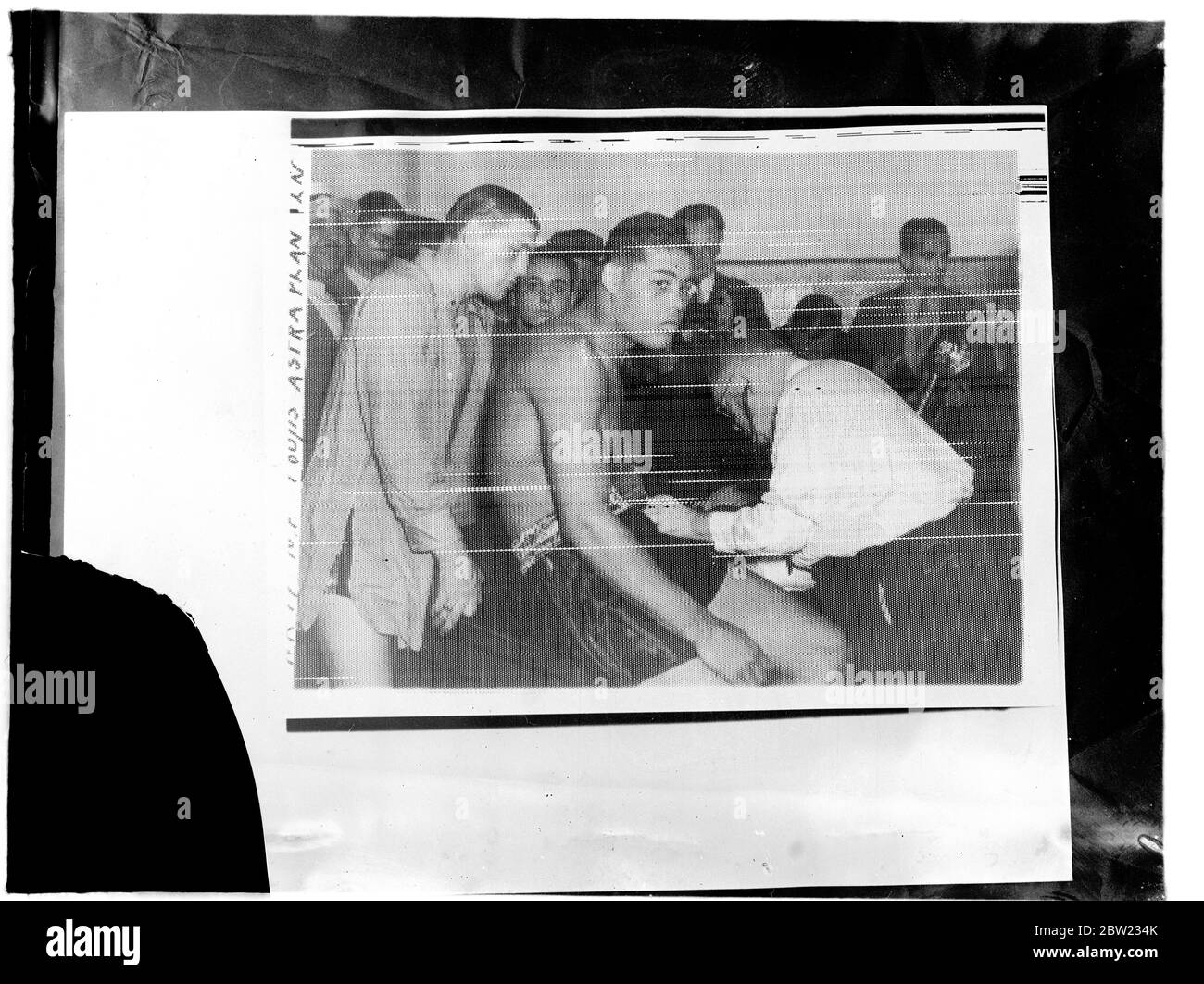 Joe Louis (Mitte), der Schwergewichtsweltmeister, und Tommy Farr (links), der britische Empire-Champion, wiegen in New York für ihren WM-Kampf im Yankee Stadium. Auf der rechten Seite ist Dr. William Walker. Bis 31. August 1937 Stockfoto