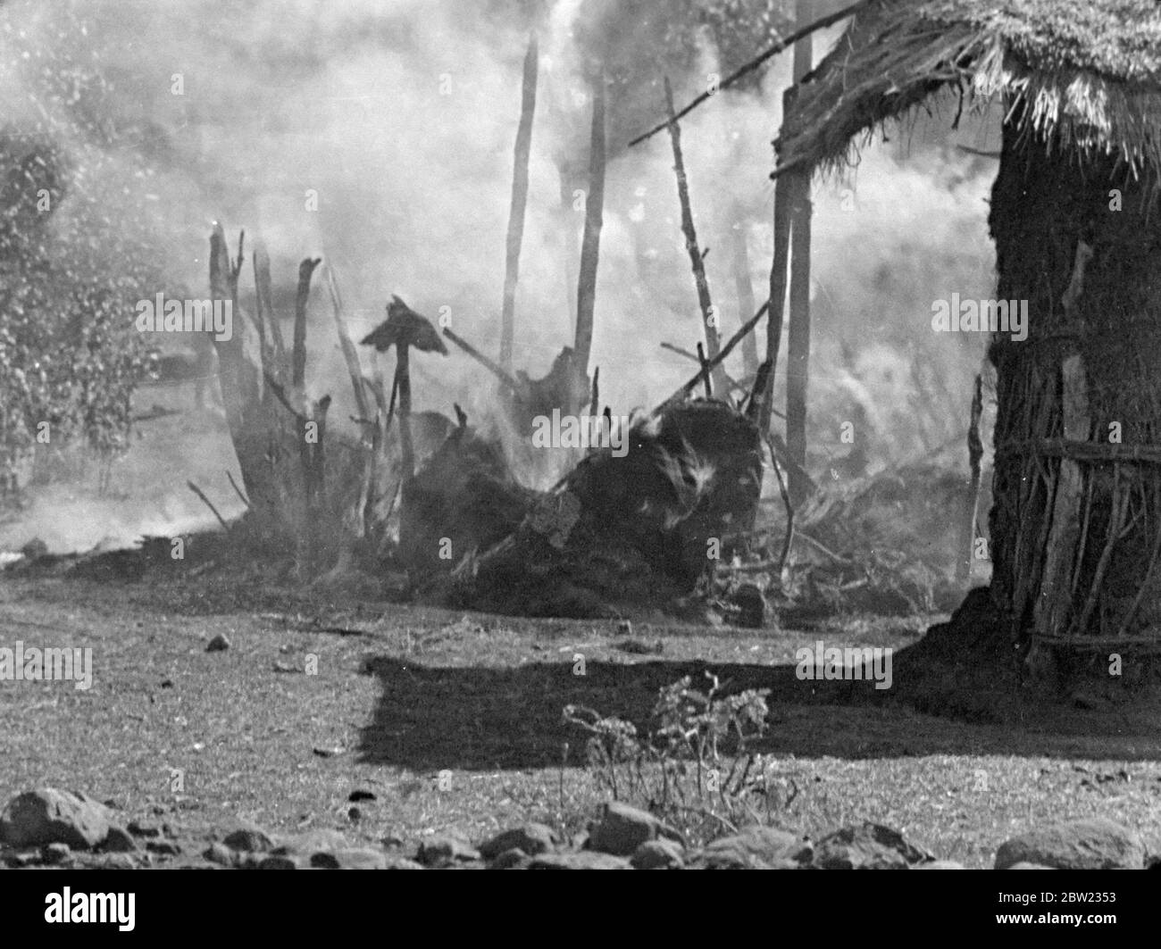 Italienischer Äthiopienkrieg, 1935 -1936 die Bombardierung des äthiopischen Dorfes Dessye durch italienische Flugzeuge. Dorfgebäude in Brand. . Dezember 1935 Stockfoto