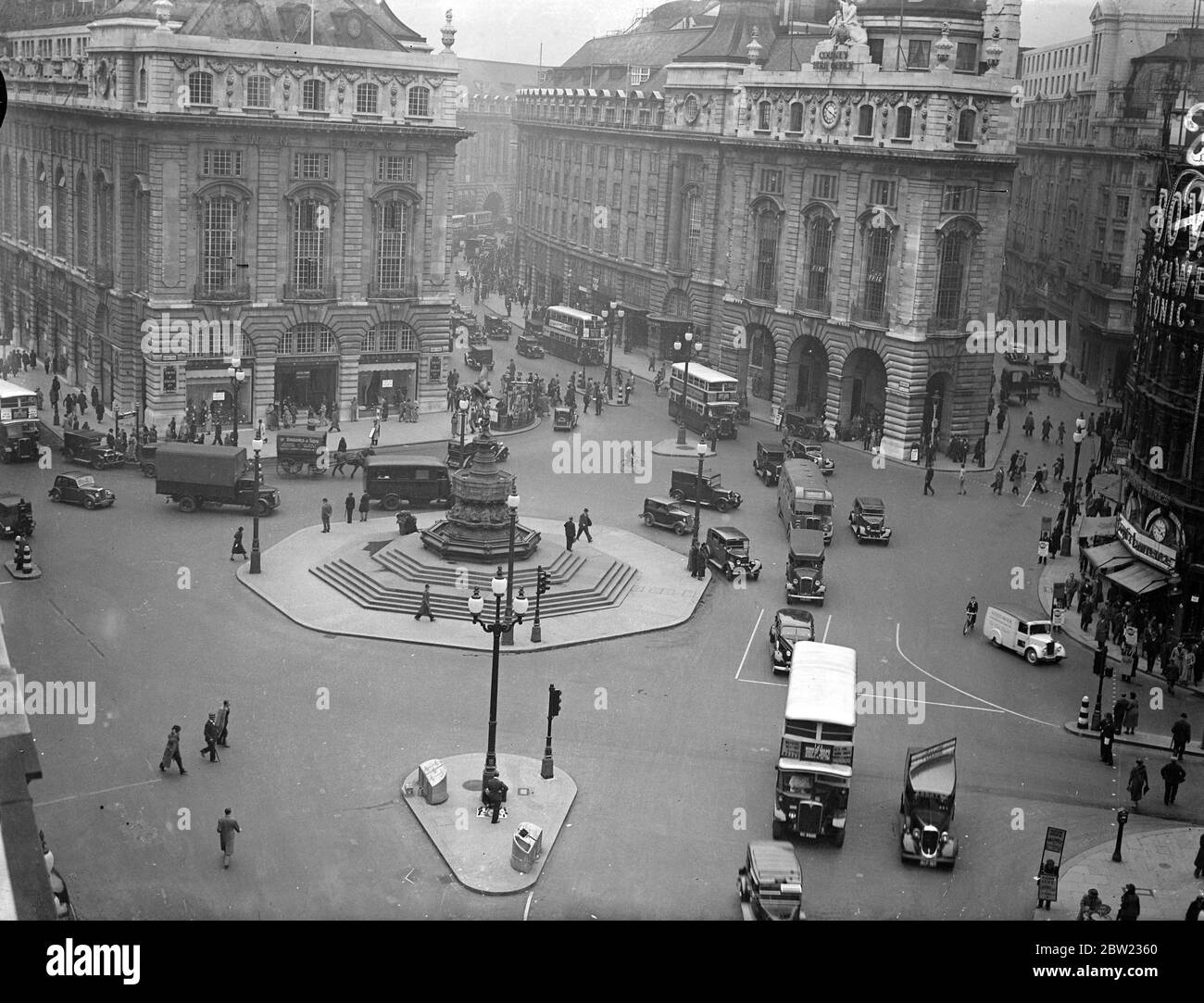 Ein Blick auf Picadilly Circus mit den installierten Verkehrszeichen. Sie sind so unauffällig wie möglich gestaltet, ähnlich wie die Lampenstandards. Angetrieben durch Straßenpads, die den Verkehrsaufkommen in den drei Hauptstraßenströmen erfassen, werden in Kürze die größten gewerkschaftlichen Verkehrssignale der Welt - 50 an Zahl - im Picadilly Circus in Betrieb gehen. Der Circus ist eines der verkehrsreichsten Zentren der Welt, mit 48,000 Fahrzeugen pro Stunde halten Kreuzungen, aber machen es zum schlimmsten der Welt. Die schwierigsten Aufgaben werden derzeit untersucht, die Entwicklung des besten Timings für ARRA Stockfoto