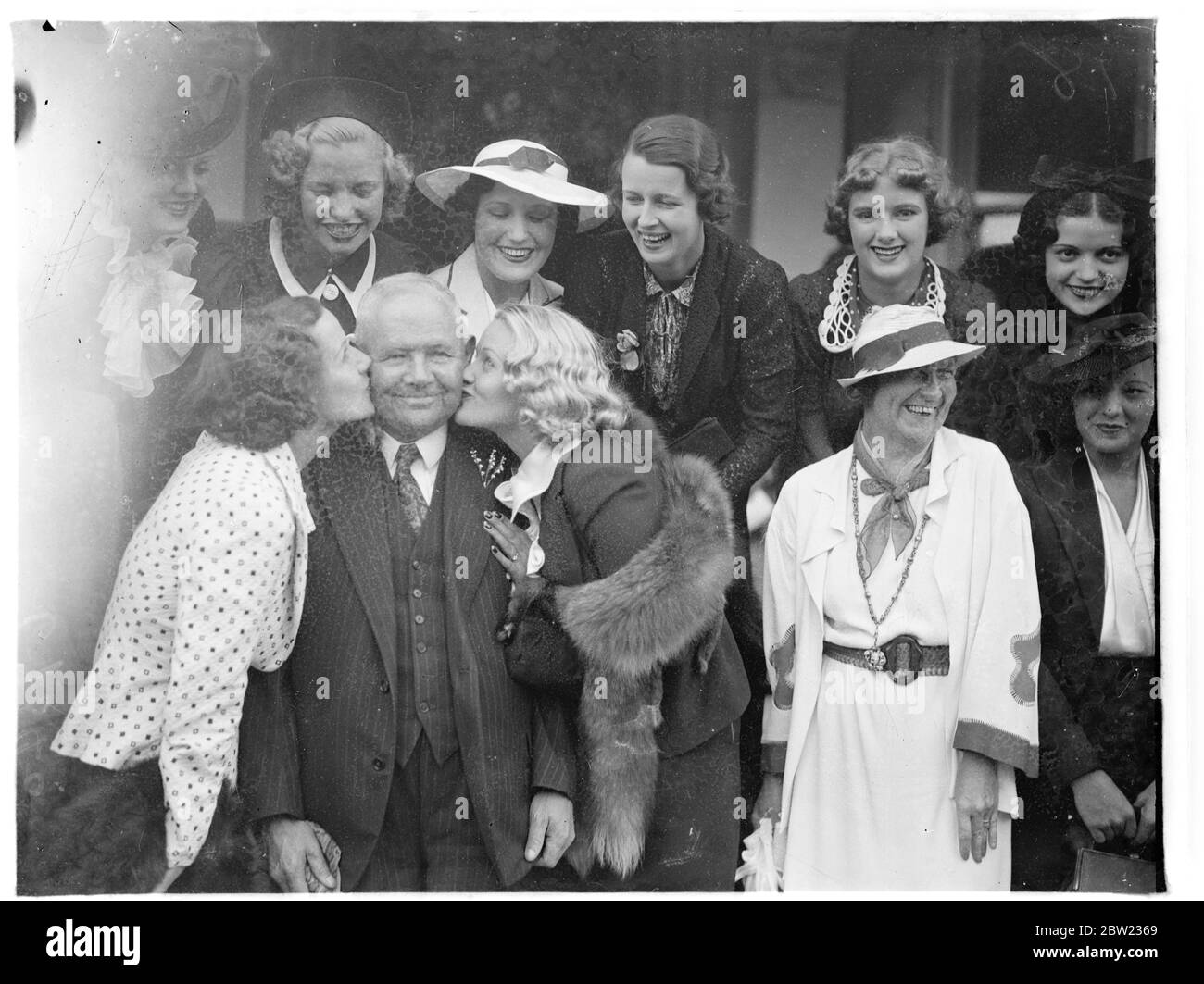 Bürgermeister Alderman A. Blackman begrüßte fünfzehn nationale Schönheiten, als sie in Hastings ankamen, um den Titel Miss England im Zusammenhang mit Hastings Karnevalswoche zu konkurrieren. Ein Kuss für den Bürgermeister. Bis 30. August 1937 Stockfoto