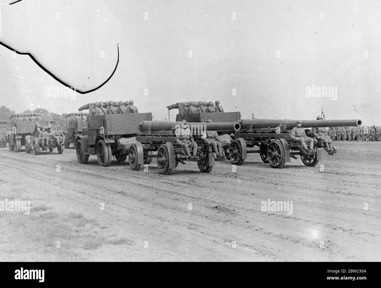 Große Waffen in der Militärparade, die den 14. Geburtstag von König Peter II. Von Jugoslawien in Belgrad feiert. Und Paulus nahm den Gruß, nach einem Streit durch den Vatikan verursacht, die orthodoxe Kirche Boykott der Parade. 10. September 1937 Stockfoto