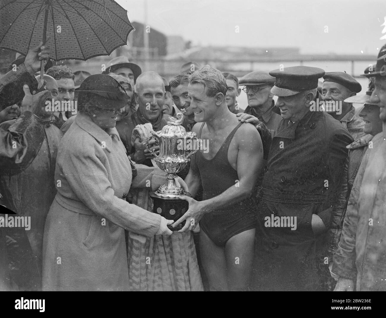 E.R.G Jones vom Bristol Schwimmclub gewann die Mortimer Tracey die Form und eine halbe Meile schwimmen von der Südsee zur Isle of Wight. Er hält die Trophäe für ein Jahr. Er erhielt den Preis von Frau F.J Spickernell, Lady Mayoress von Portsmouth. September 1937 Stockfoto