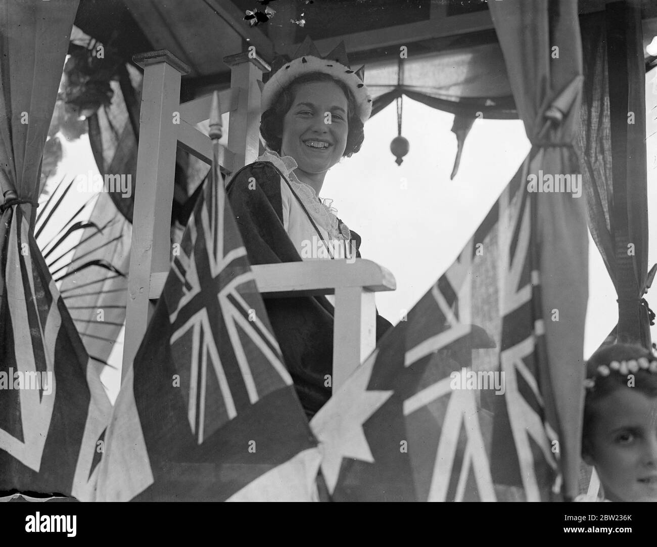 Miss Rose Chantry nach der Krönung. Sie wurde von Sir Richard Weller, dem Bürgermeister von Mill Green, zur Charter Carnival Queen of Wallington, Surrey gekrönt. Wallington hat gerade seine Gründungsurkunde als Borough erhalten das Ereignis wurde mit einem Karneval gefeiert. 18. September 1937. Stockfoto