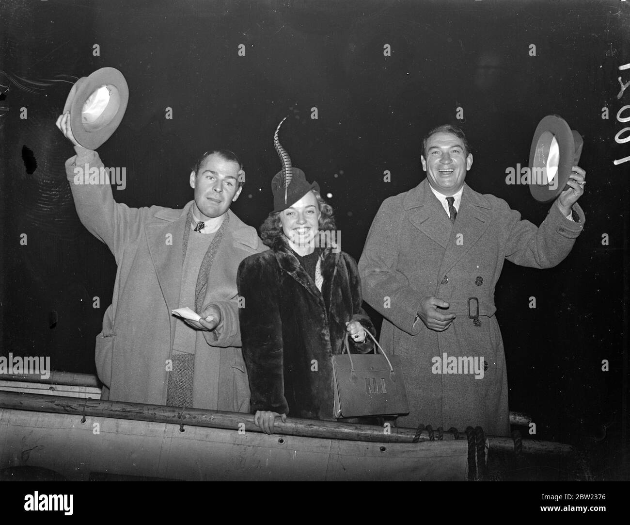Victor McLaglan, der in Großbritannien geborene Hollywood-Filmschauspieler, kam mit dem Linienschiff Berengaris in Southampton an, Mitreisende waren Brian Donlevy. Der Filmschauspieler und Frau Donlevy. McLaglan ist berühmt für seinen Verrat an hart gebissenen Charakteren auf dem Bildschirm. Oktober 1937. Stockfoto