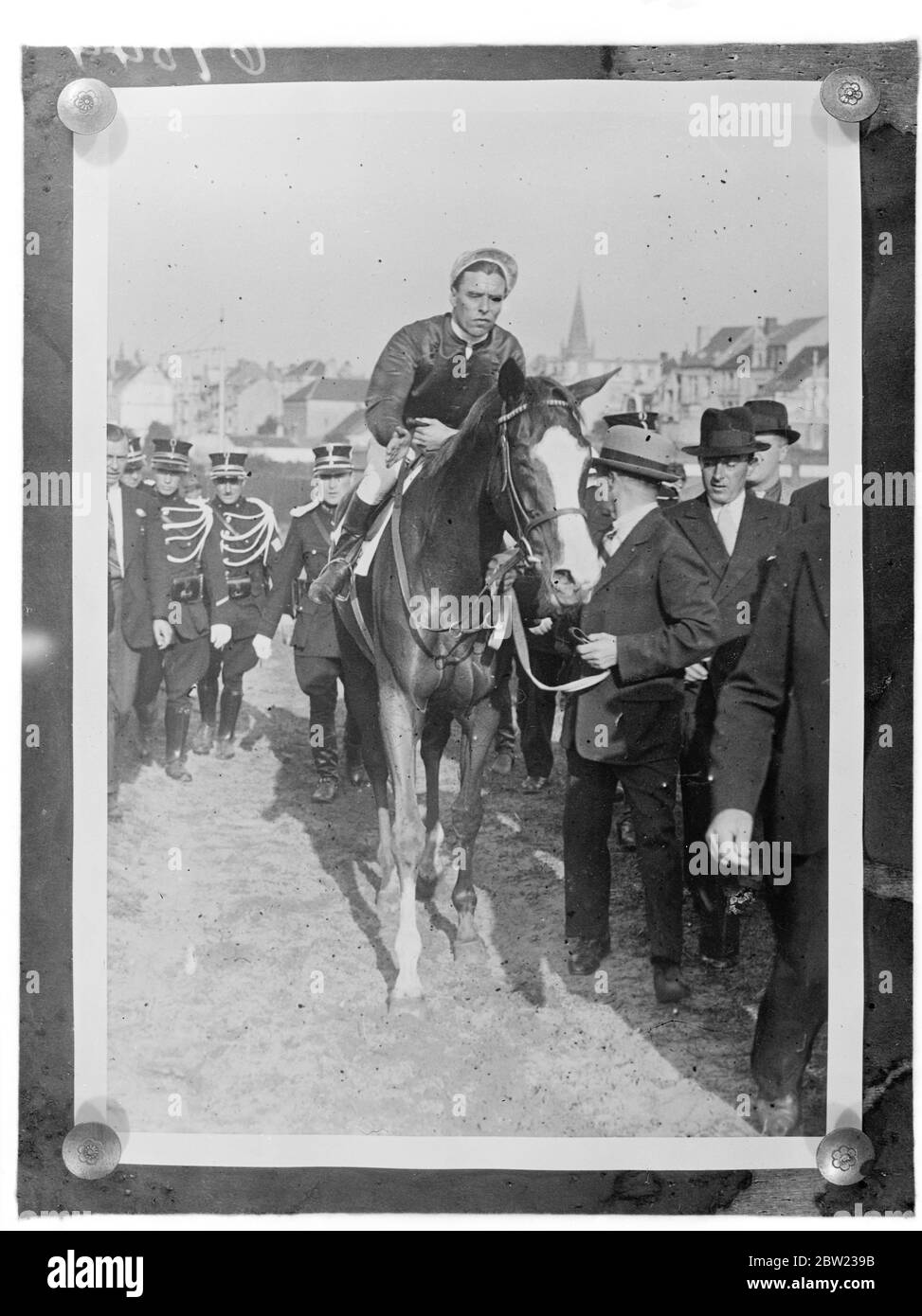 Den Internationalen Grand Prix, den belgischen Klassiker, gewann in Ostende M. Marcel Boussac, Corrida, unter der Herrschaft des englischen Jockeys Charles Elliott. Corrida war auch der Gewinner des letztjährigen Events. Baron E de Rothschilds Mousson war Zweiter, und Sanguinetto Dritter. Das Rennen hat einen Preis von 600,000 Franken. Bis 30. August 1937 Stockfoto