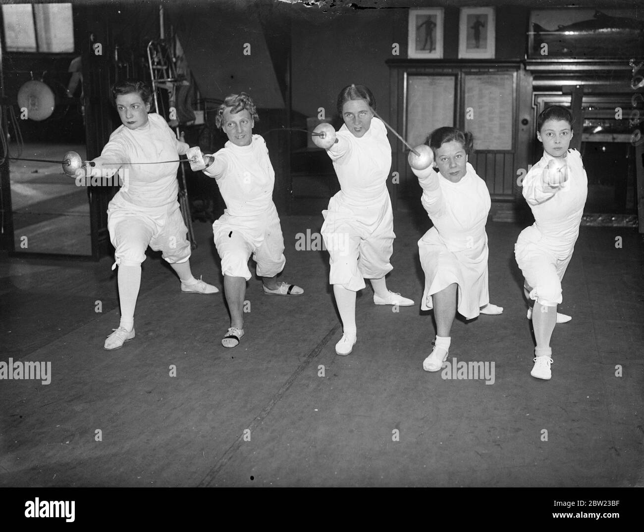 Die britische Fechtmannschaft der Damen während des Traininges in Cleveland Row, St James's, London, für die Weltmeisterschaft in Paris diesen Monat. Von links nach rechts; Miss P Goodsell, Mrs G Minton, Miss BM Puddefoot, Miss P Etheridge und Mrs D Bartlett. Juli 1937. Stockfoto