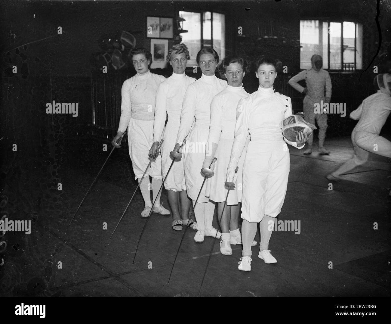 Die britische Fechtmannschaft der Damen während des Traininges in Cleveland Row, St James's, London für die Weltmeisterschaft in Paris diesen Monat. Von links nach rechts: Miss P Goodsell, Mrs G Minton, Miss BM Puddefoot, Miss P Etheridge und Mrs D Bartlett. Juli 1937. Stockfoto