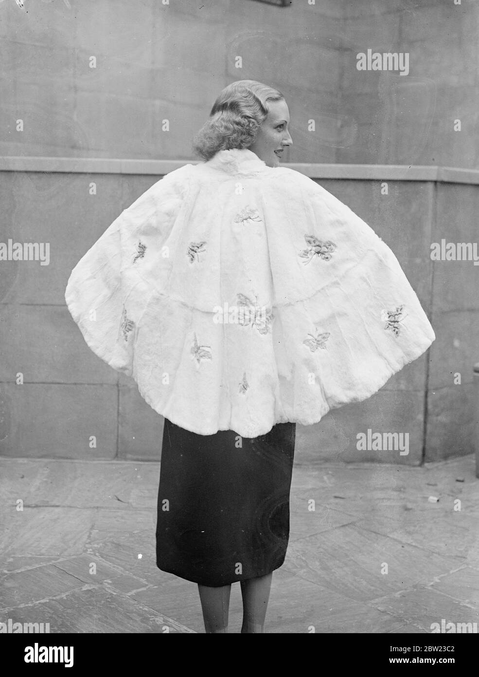 Neue Herbstmode wurde auf der Pelzmodenschau gezeigt, die vom National fur Week Council im Dorchester Hotel, Part Lane organisiert wurde. Weißes Kaninchenfell bestickt mit Silberfaden. September 1937 Stockfoto