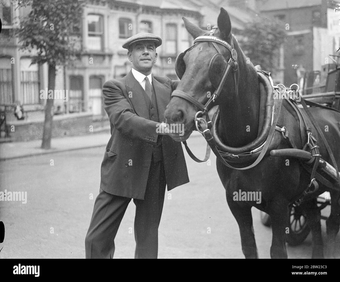 George Miller, der einem seiner Pferdefreunde ein Leckerbissen anbietet, ging nach seiner Pensionierung nach 26 Jahren bei der Metropolitan Police zu einem Spaziergang nach Holloway. 13. September 1937. Stockfoto