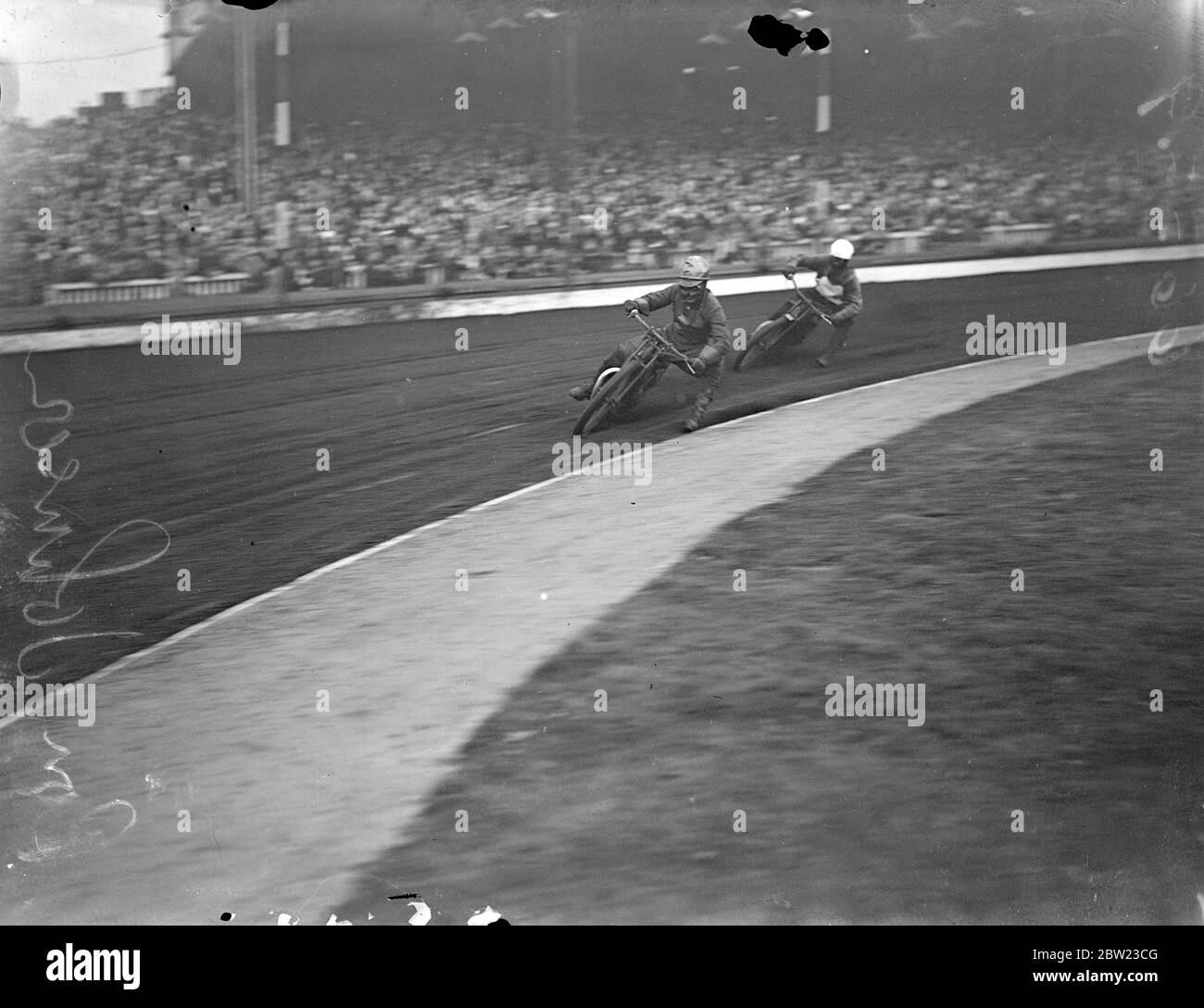Ron Johnson vom New Cross Speedway Team gewinnt die maximalen 15 Punkte in der zweiten Runde der Welt ' s Speedway Meisterschaft, die auf der New Cross Speedway Strecke statt. Juli 1937. Stockfoto