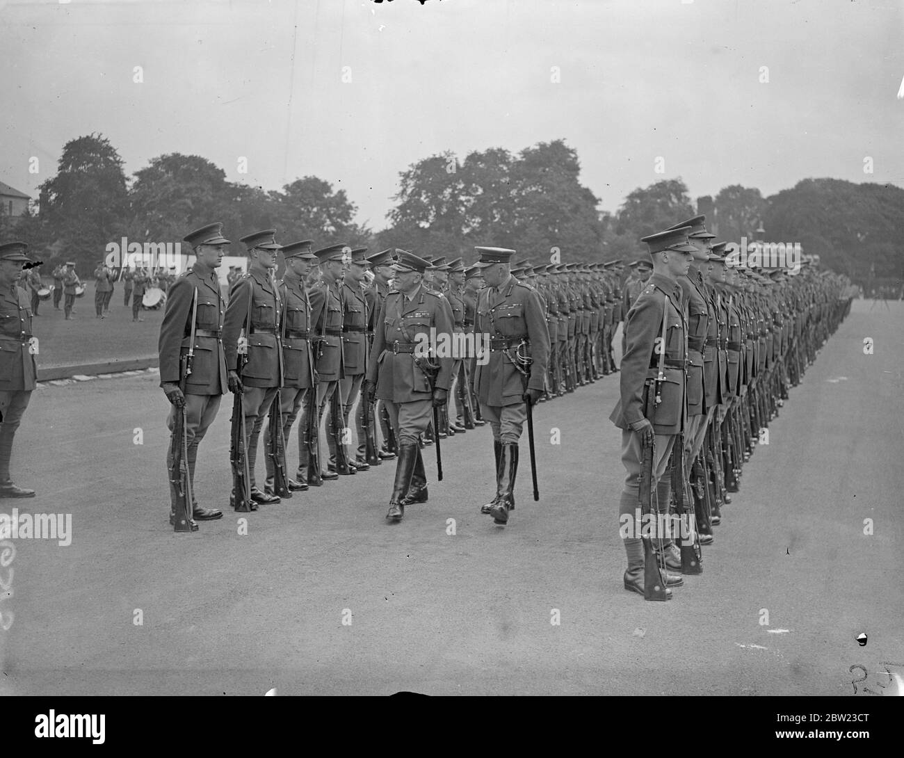 Feldmarschall Sir Cyril Deverell, Chef des Generalstabs des Imperiums, geht durch die Reihen der versammelten Soldaten während seiner Inspektion an der Royal Military Academy, Woolwich. Juli 1937. Stockfoto