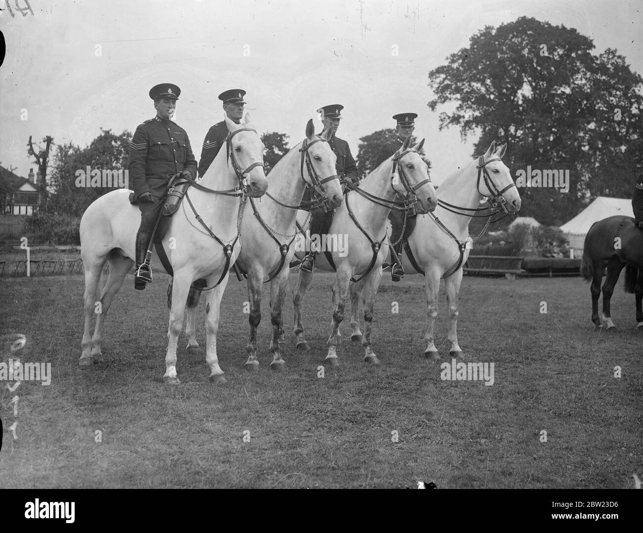 Die Metropolitan Mounted Police Pferdeshow wurde am Imber Court in Surrey eröffnet, an der über 400 Pferde teilnehmen. Foto zeigt ; Konkurrenten in der Klasse für , "die besten herausgestellten Abschnitt , Männer und Pferde " . Juli 1937. Stockfoto