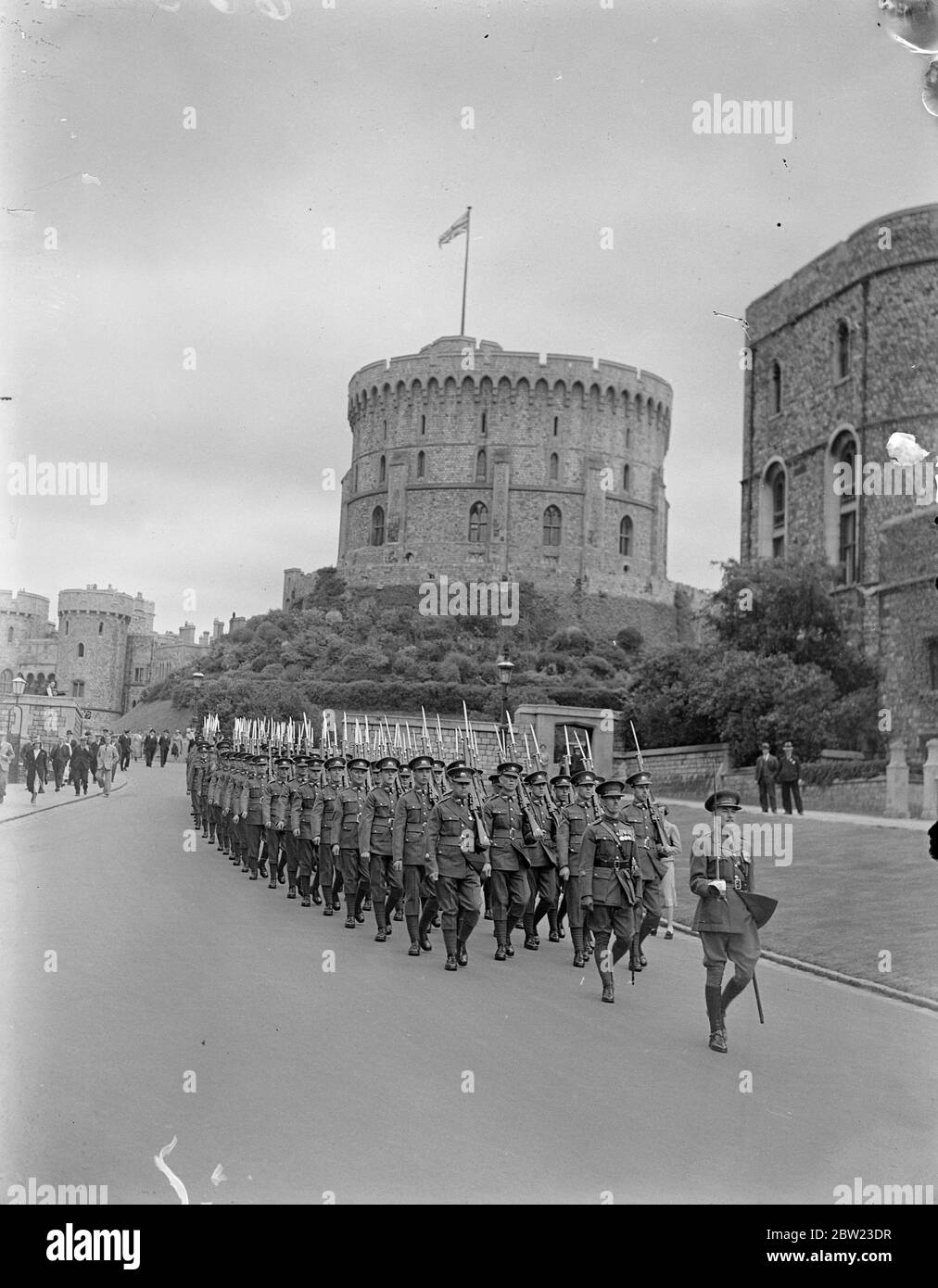 Das Königliche Regiment des Königs marschierte nach der Zeremonie weg, wo sie mit ihren alten regimentalen Farben, die in Windsor Castle Wachraum seit den letzten 20 Jahren hängen, vorgestellt wurden. Die Präsentation wurde vom Grafen von Athlone im Namen des Königs gemacht. Juli 1937. Stockfoto