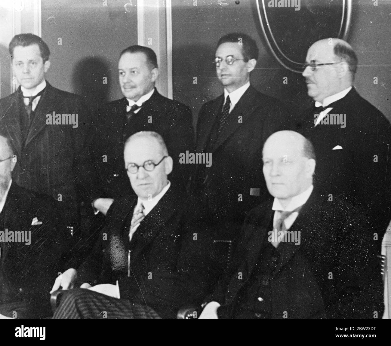 Dänisches Thorvald Stauning' Koalitionskabinett, Stauning III von links nach rechts: Erste Reihe: Thorvald Stauning, Premierminister [aus dem Bild herausgeschnitten], Karl Kristian Steincke, Justizminister; Peter Munch, Außenminister; hintere Reihe: Bertel Dahlgaard, Innenminister; Ludvig Christensen, Ministerium für Soziales; Alsing Andersen, Verteidigungsminister; Johannes KjÃ¦rbÃ¸l [Kjaerbol], Minister für Industrie. Juli 1937 ? Stockfoto