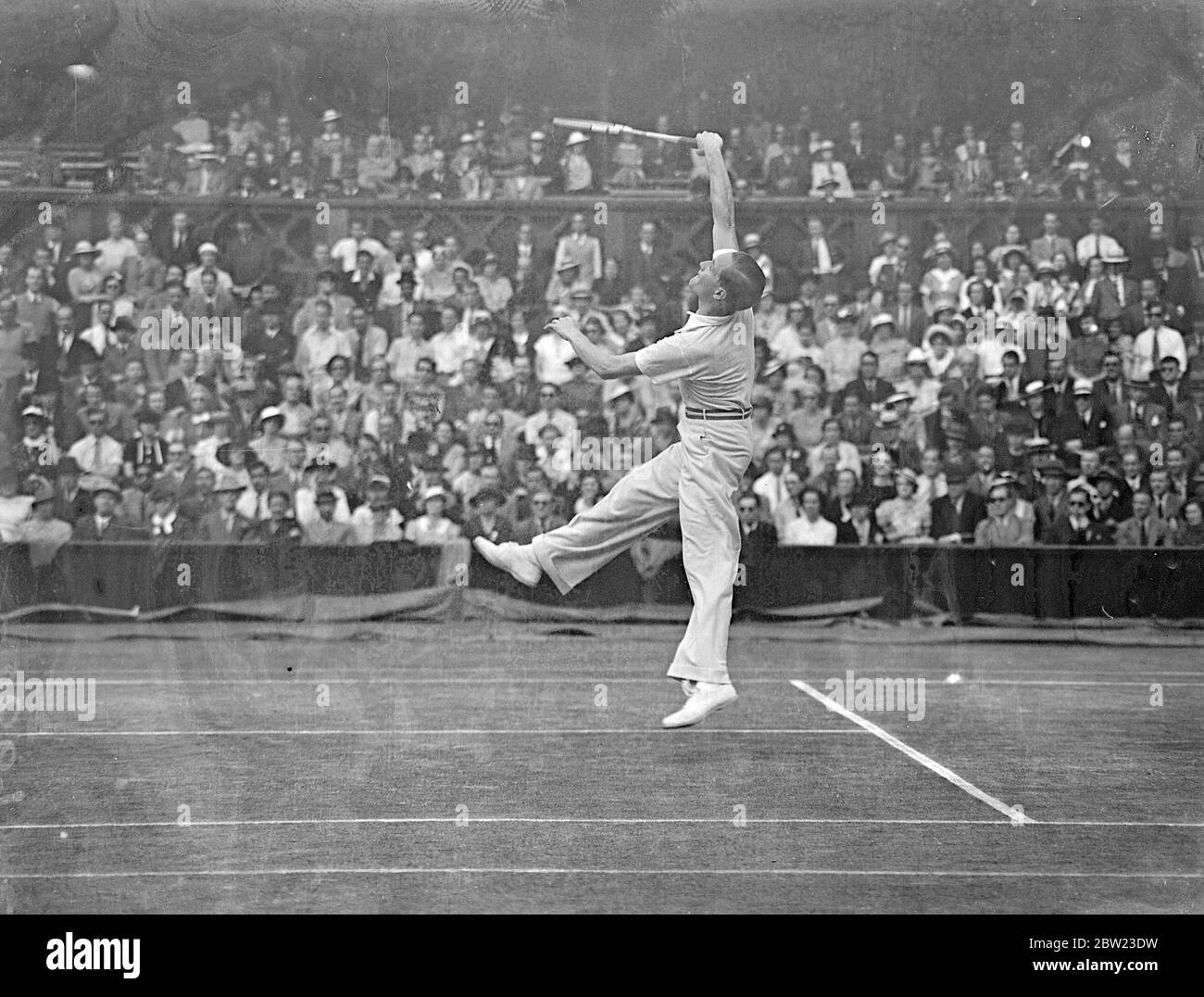 Donald Budge, der Wimbledon-Champion, traf Baron Gottfried von Cramm aus Deutschland im entscheidenden Einzelspiel, das entscheiden wird, ob Deutschland oder Amerika in der Challenge-Runde des Davis Cups England treffen werden. Foto zeigt ; von Cramm im Spiel. 20 Juli 1937 Stockfoto