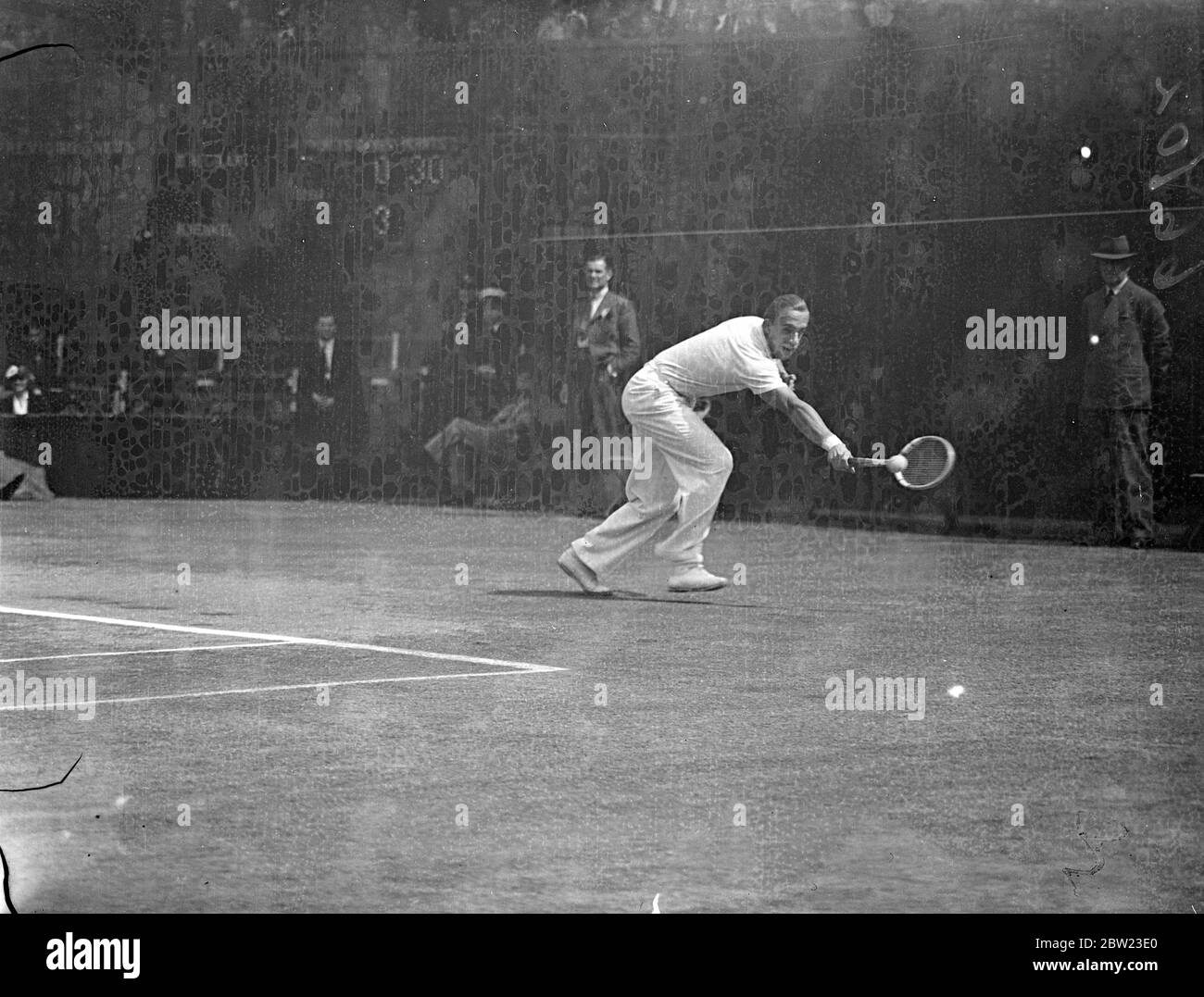 B. M. (Bitsy) Grant aus den Vereinigten Staaten traf den deutschen Henner Henkel, als das letzte Einzelspiel des Davis Cup Inter-Zone Finales in Wimbledon gespielt wurde. Foto zeigt ; Henkel im Spiel. 20 Juli 1937 Stockfoto