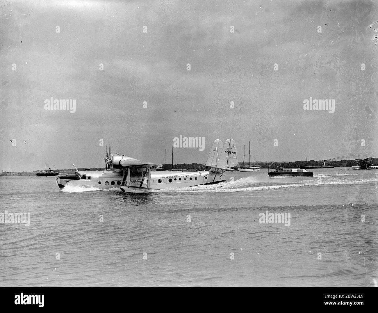 Das Pan American Flying Boat, Clipper III landet in Southampton. Das Flugzeug führte den ersten zwei-Wege-Atlantikflug durch und kam nach Abschluss der Reise von Foynes in Southampton an. Die Besatzung wurde von Regierungsbeamten und Beamten der Kaiserlichen Luftführung begrüßt. Juli 1937. Stockfoto