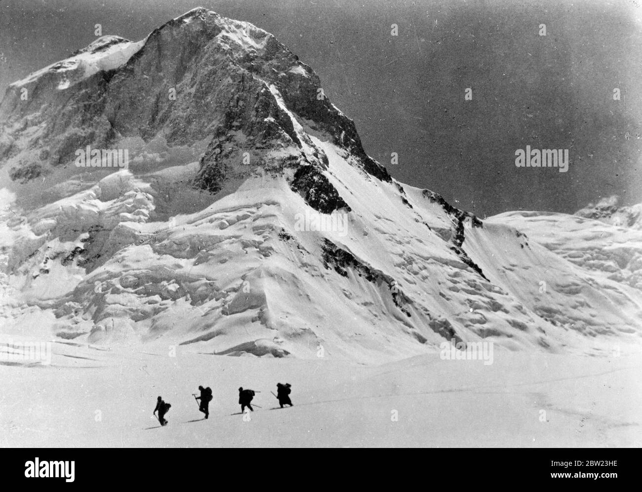 Kartenhersteller, die Mitglieder der sowjetischen wissenschaftlichen Expedition sind, die das bergige Gebiet der Sozialistischen Sowjetrepublik erkundet, das durch den äußeren Schnee über den Tian-Shan-Bergen der UdSSR belastet wird. 25 Juli 1937 Stockfoto