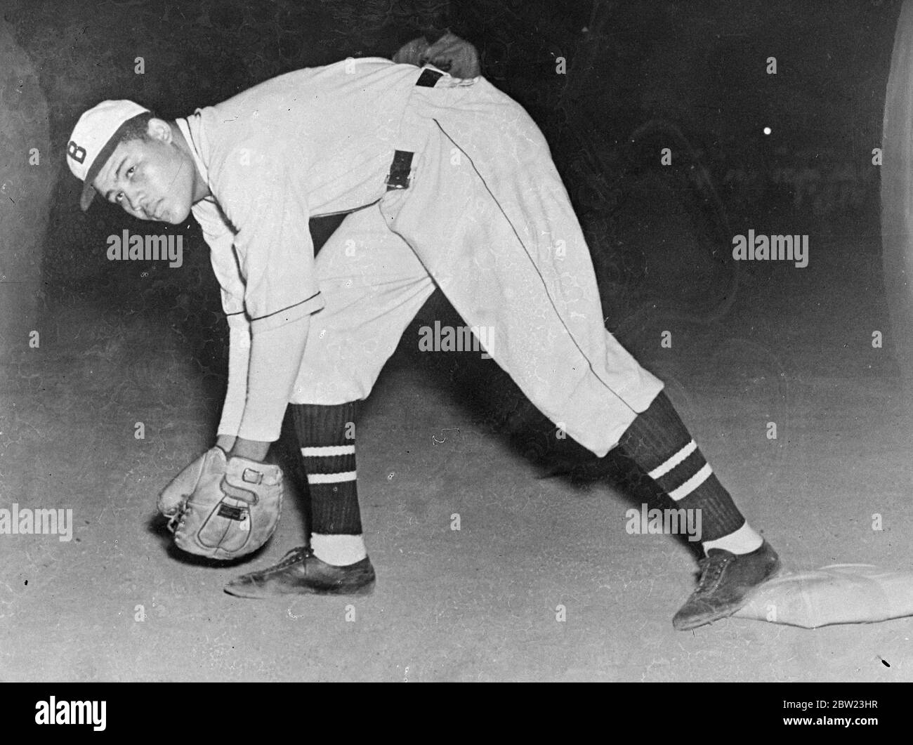 Joe Louis, der Schwergewicht-Boxweltmeister, hat sich in vollem Softball-Kit aufgepolstert und spielt für das Team, von dem er ein Unterstützer ist, die Detroit Brown Bombers. Joe Louis ( der braune Bomber ) soll seinen Boxtitel gegen Tommy Farr , den britischen und Empire-Champion, verteidigen. 22 Juli 1937. Stockfoto