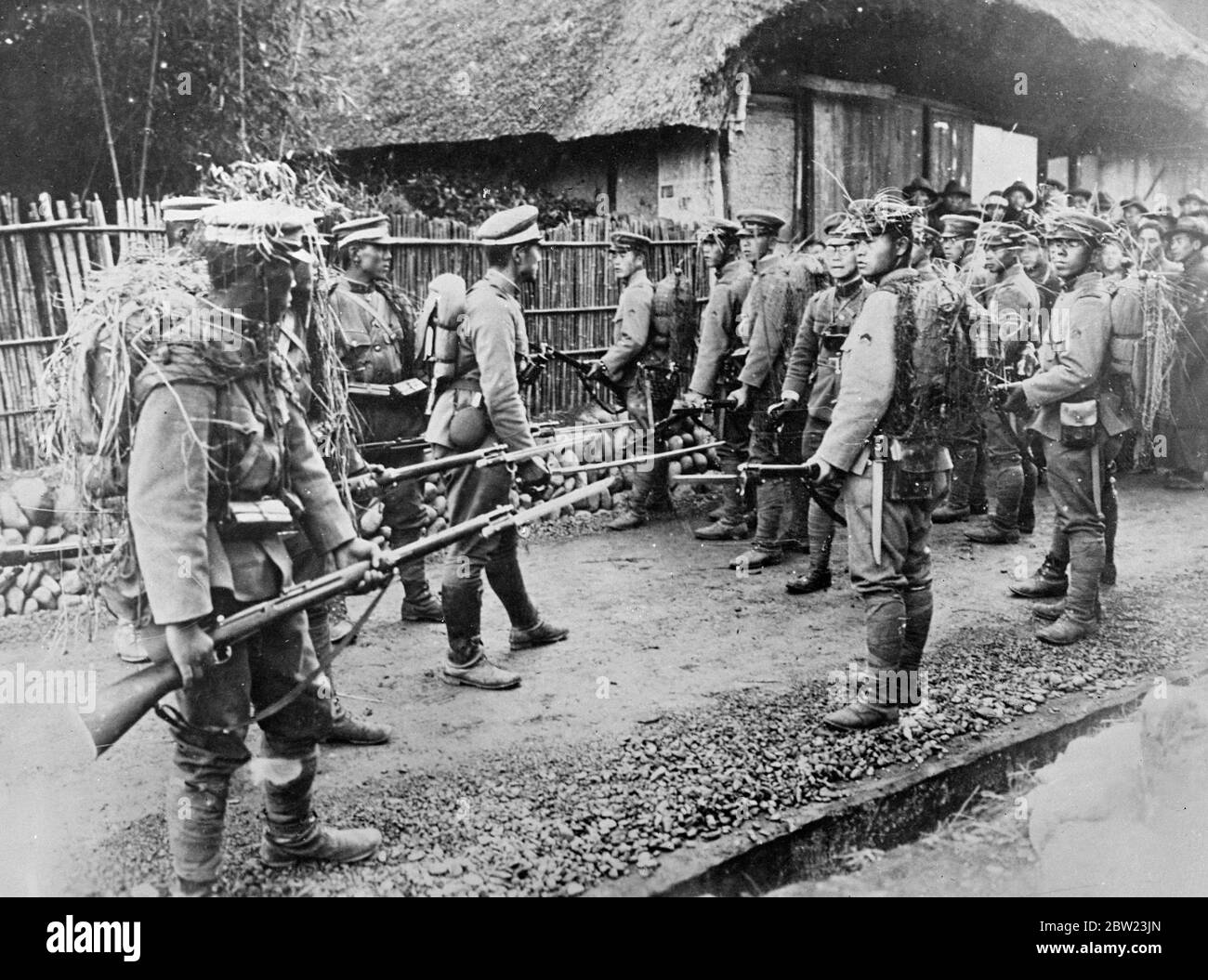 Gegnerische japanische Truppen , getarnt für Aktion , treffen sich während Manöver . 21 Juli 1937 Stockfoto