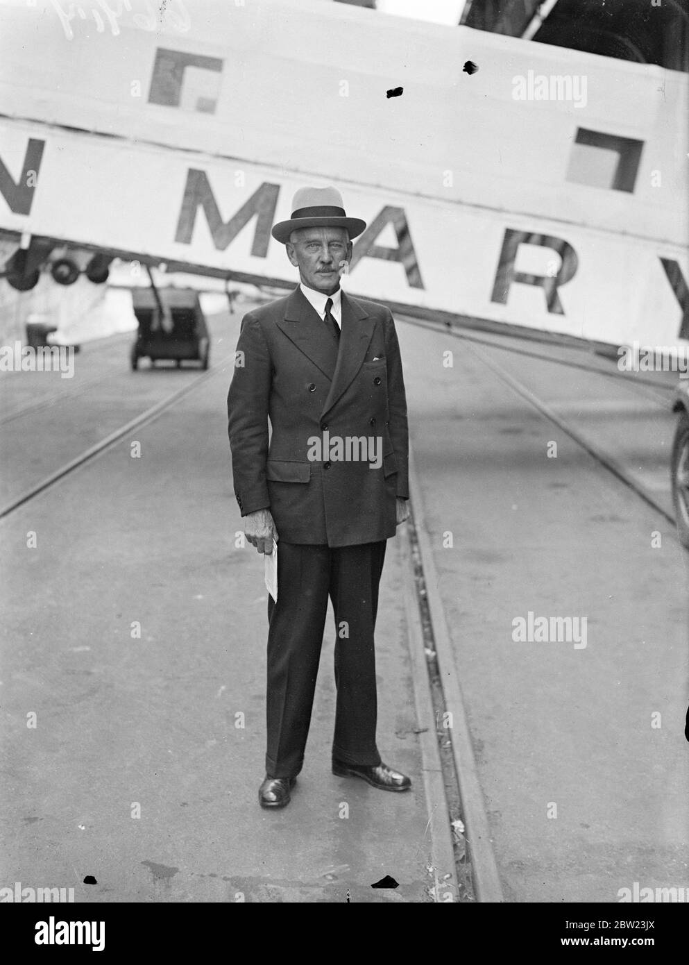 Herr Charles Nicholson , der britische Yachtdesigner des America's Cup Challenger, Endeavour II, im Besitz von Herrn Thomas Sopwith , der sich auf dem Liner, Queen Mary, um das America's Cup Rennen in den USA zu sehen. 21 Juli 1937 Stockfoto