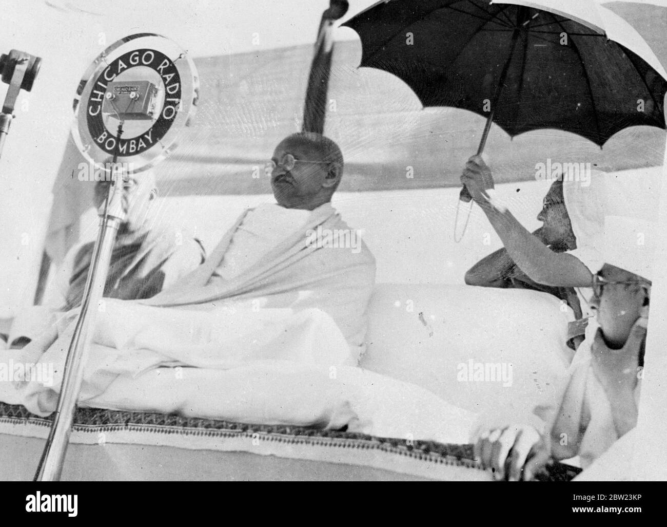 Mahatma Gandhi kehrt in die politische Arena zurück. Mahatma Gandhi, der wieder eine prominente Rolle in indischen politischen Angelegenheiten nimmt, eröffnete die All India Swadesi Ausstellung im Vithalnager, Haripura, wo die 51. Jährliche Sitzung des indischen Nationalkongresses stattfindet. Der Arbeitsausschuss des Kongresses hat eine von Herrn Gandhi entworfene Resolution angenommen, in der er erklärt, dass der Kongress die Provinzministerien nicht anweist, zurückzutreten, und keine Krise mit Bedrohungen für das Prinzip der Gewaltlosigkeit herbeiführen will. Indien befindet sich in der Krise der Neuen Konstitutio Stockfoto