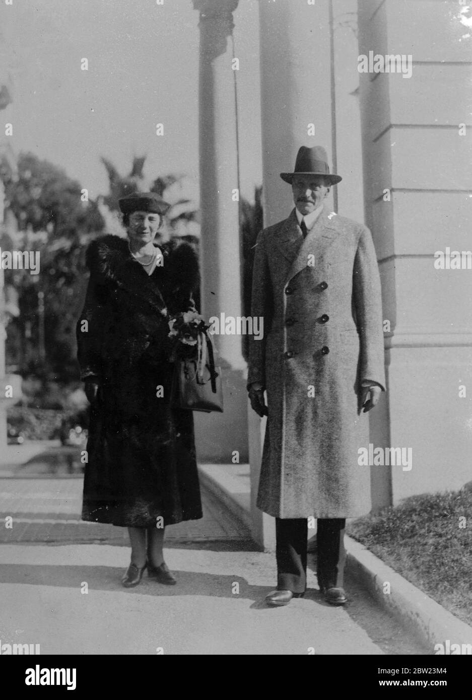 König und Königin von Dänemark in Cannes. Königin erholt sich von Krankheit. König Christian von Dänemark und Königin Alexandrine wohnen jetzt in Cannes, wo sich die Königin von ihrer jüngsten schweren Krankheit erholt. Foto zeigt, König Christian und Königin Alexandrine von Dänemark auf einen Spaziergang in der Sonne in Cannes. 22 Februar 1938 Stockfoto