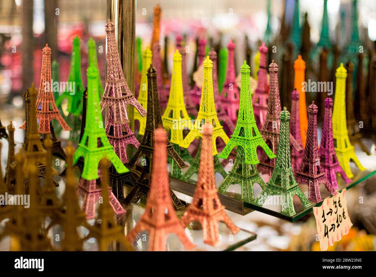 Souvenir Eiffelturm zum Verkauf. Stockfoto