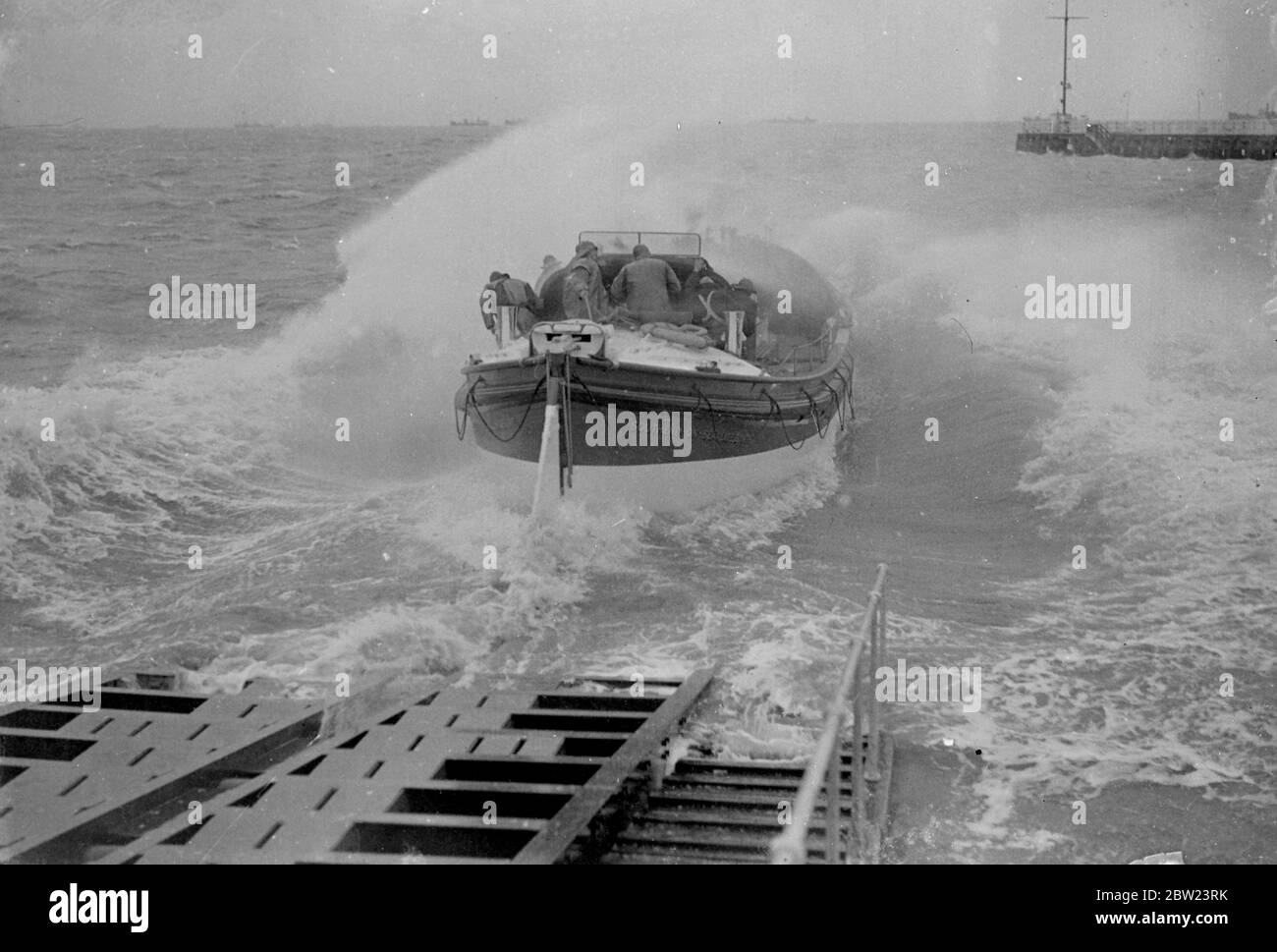 Skipper und Gefährte der Barge, die von Southend Rettungsboot in rauer See gerettet wurde. Southend-on-Sea, (Essex) Rettungsboot ging aus, um Skipper F Whiting zu retten, und ist Maitre J Burgess, beide von Rochester, als die Motorbarge 'Pacific', von Isleworth hilflos in gewaltigen sieht in der Themse Mündung nach ihrem Motor kaputt ging. Ein Schlepper von sheerness konnte den Pazifik nicht erreichen und das Rettungsboot wurde gerufen. Foto zeigt das Rettungsboot Southend, das zur Rettung des Lastkahns gestartet wird 15. Februar 1938 Stockfoto