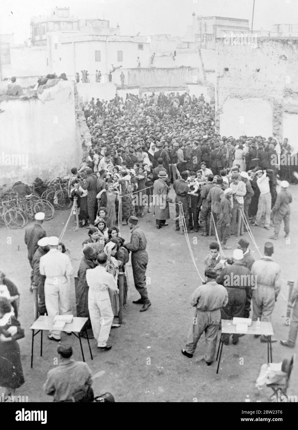 6,000 Menschen in der Massenimpfung in Casablanca. In Casablanca, Marokko, wurden massenhafte Impfungen durchgeführt, über 6,000 Menschen wurden von der Polizei aufgefahren und mussten durch Auswegsgänge zum Arzt und seinen Assistenten gehen, bevor sie freigelassen wurden. 12 Februar 1938 Stockfoto